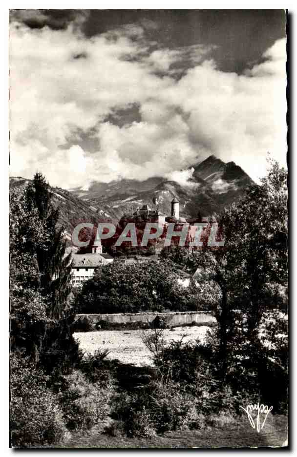 Favergeres — Le Château et le Mont Charvin (2414 m.) — Photo Mysses, Haute-Savoie
