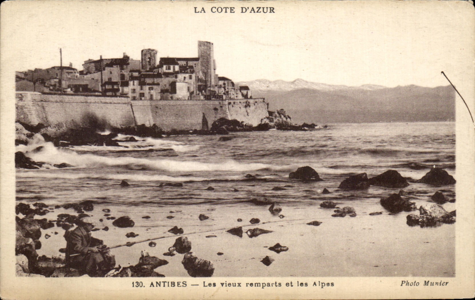 CPA Antibes Les Vieux Remparts et les Alpes Pecheur