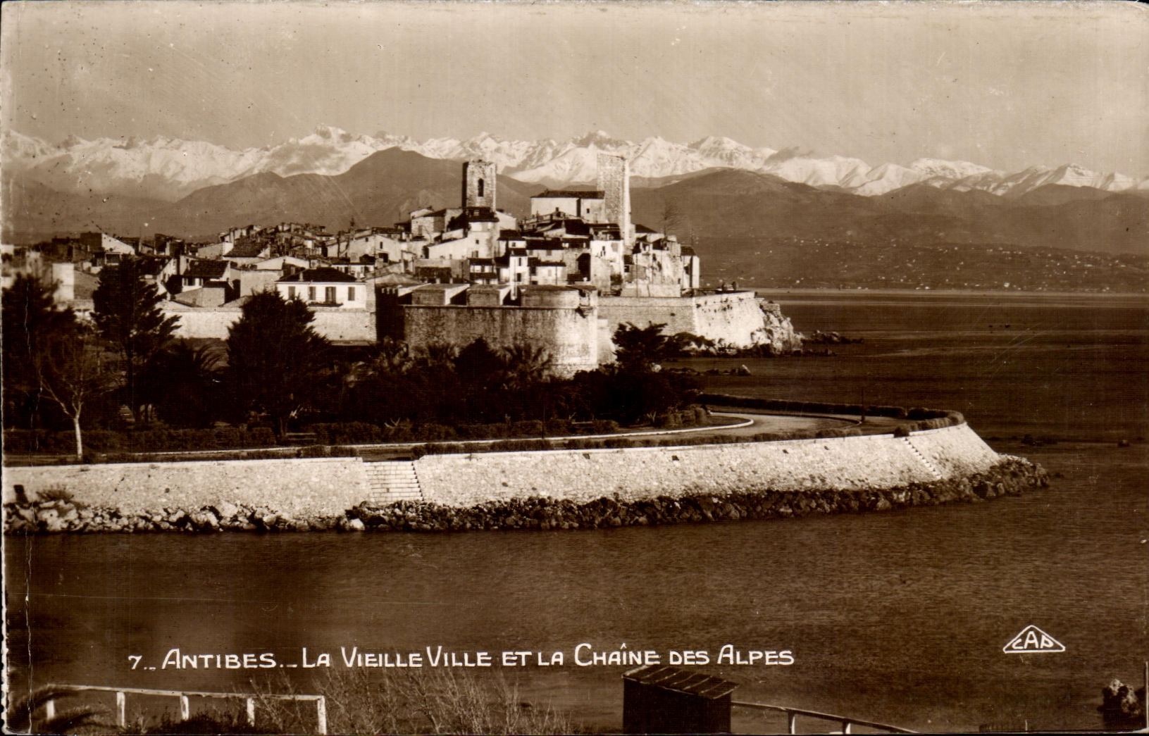 Antibes — La Vieille Ville et la Chaîne des Alpes — Éditeur E.A.B.