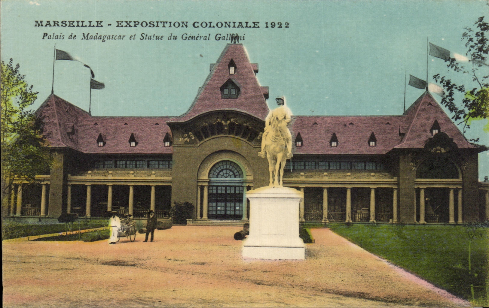 CPA Marseille Exposition Colonialre Palais de 1922 Palais de Madagascar et statue du General Gallieni