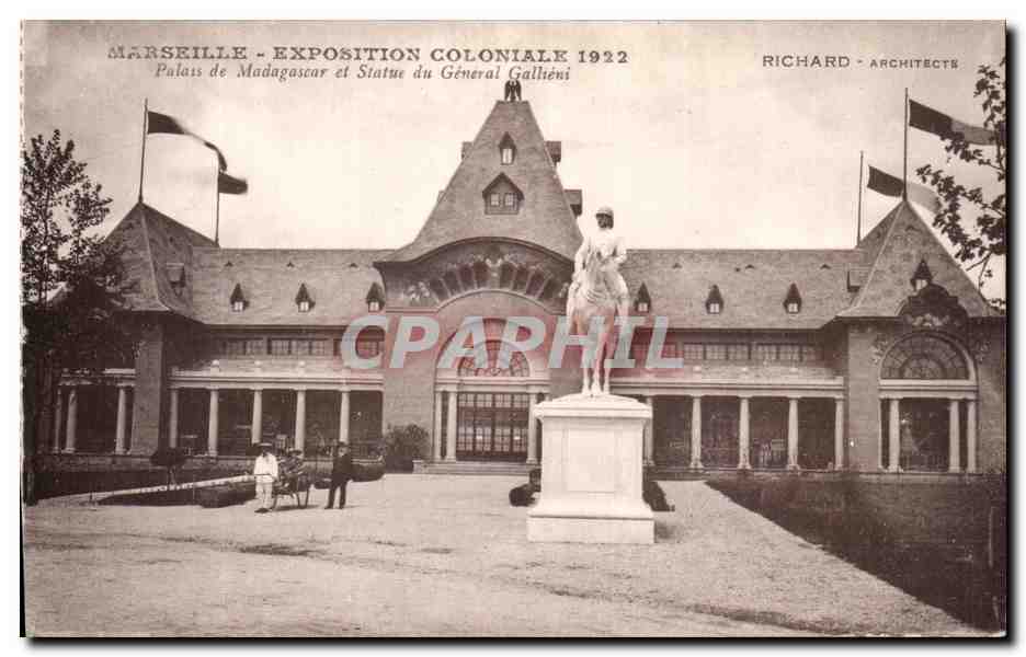 CPA Marseille Exposition Coloniale 1922 Palais de Madagascar et statue du general Gallieni 