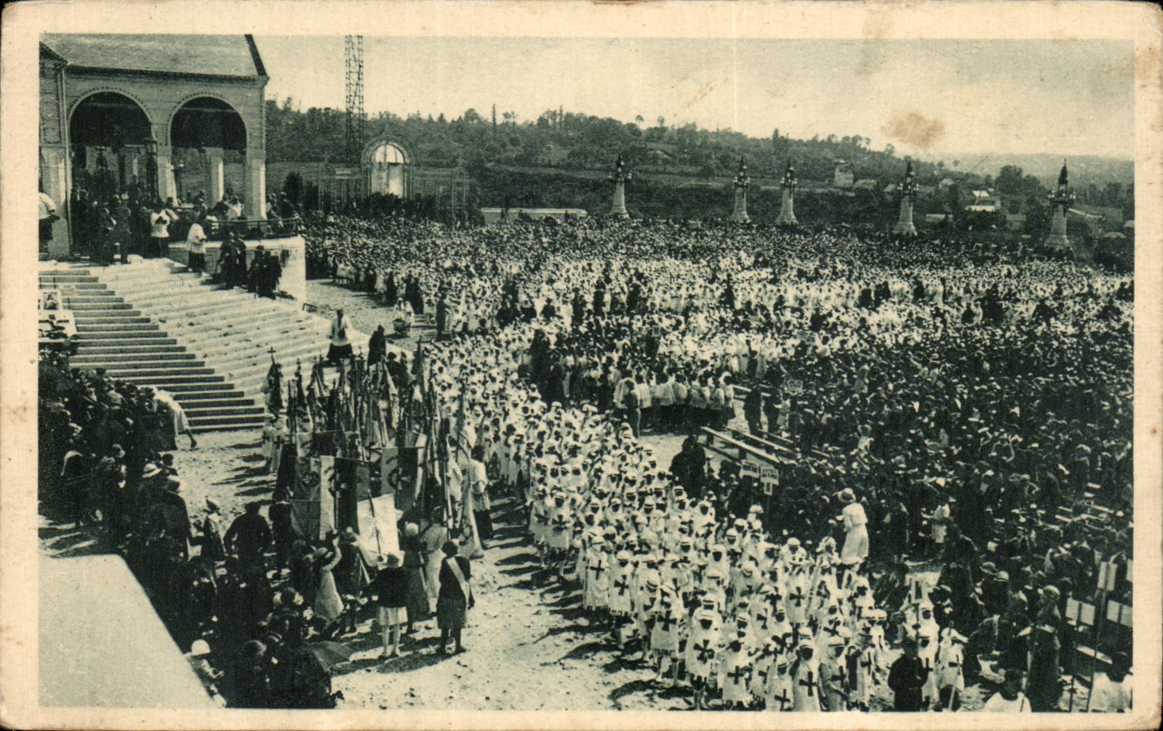 CPA Lisieux Basilique Une ceremonie sur le parvis