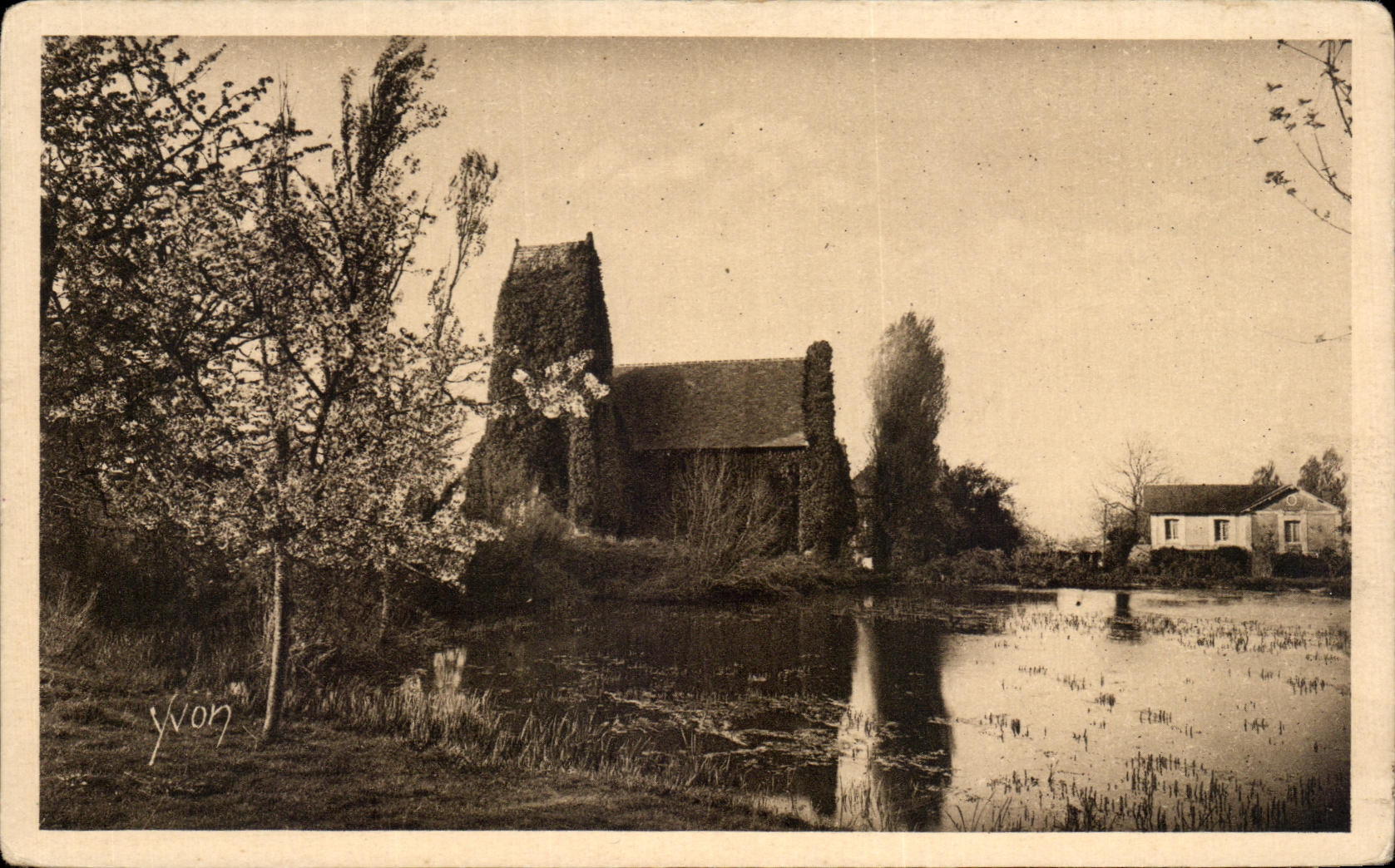 Vieux Manoir sur la Côte de Grâce — Route de Honfleur à Trouville — Édition d'Art Y.V.O.N., Paris