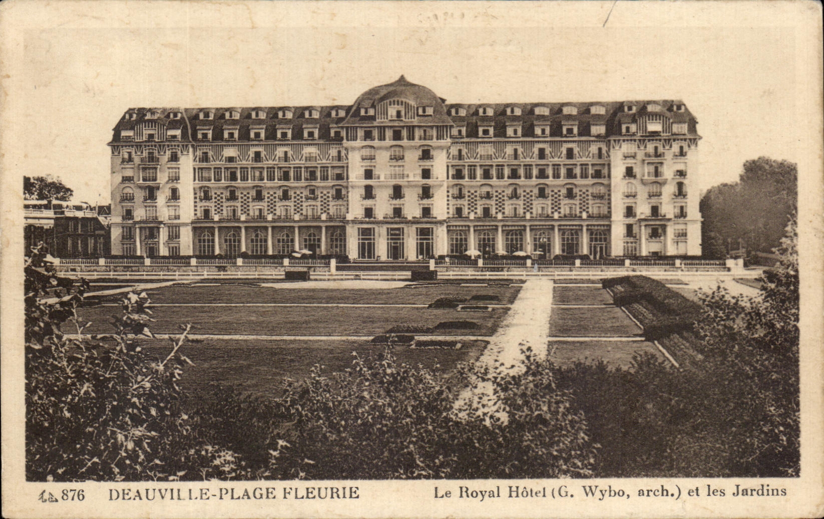 CPA Deauville Plage Fleurie Le Royal Hotel et les Jardins
