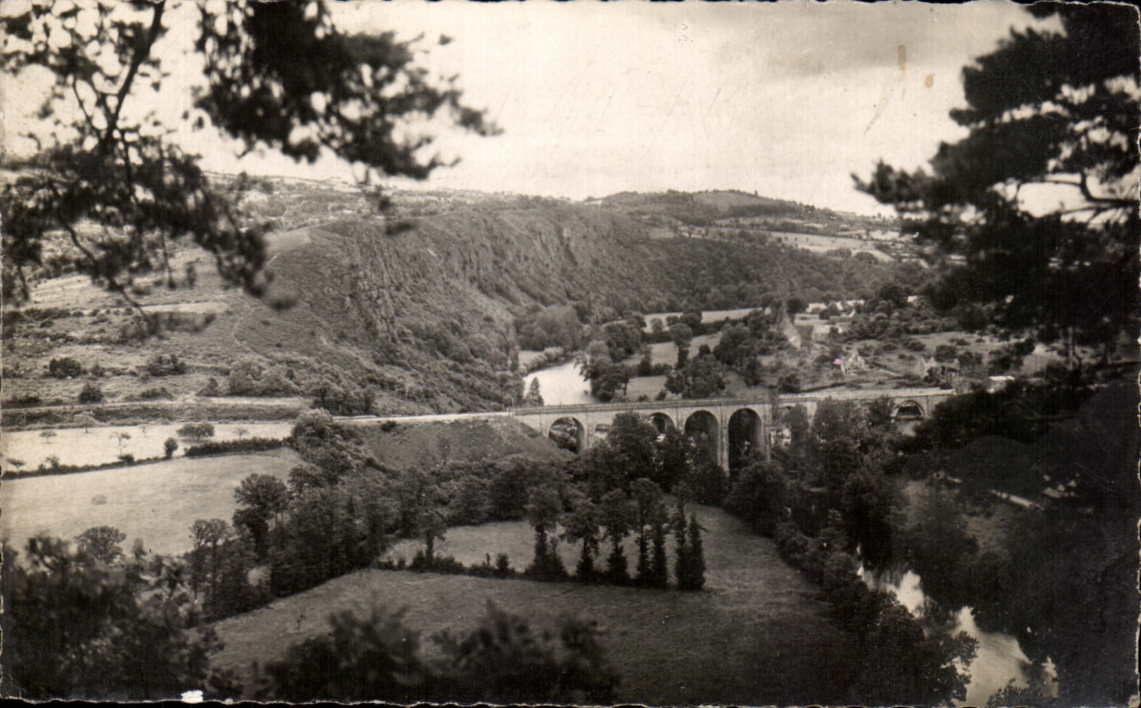 CPA La Suisse Normande Clecy (Calvados) Le Viadac et le Rocher des Parcs