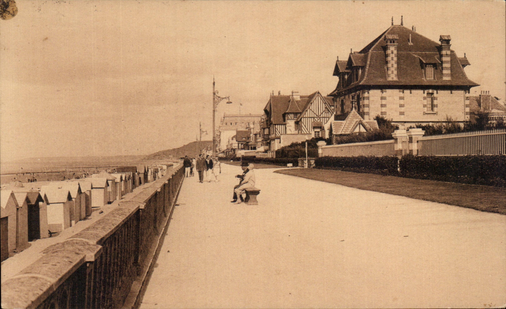 Cabourg (Calvados) — La Digue et les Villas — Éditeur : M. Léon Libraire
