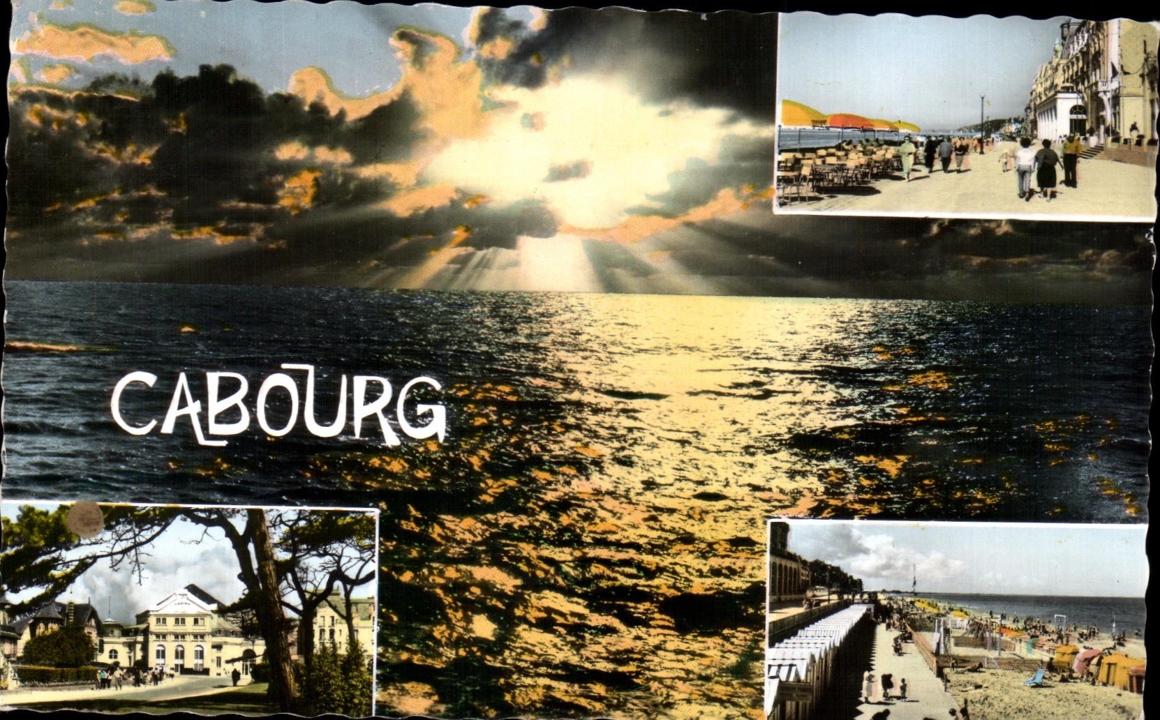 Cabourg — Vue panoramique avec plage, promenade et casino — Réal-Photo