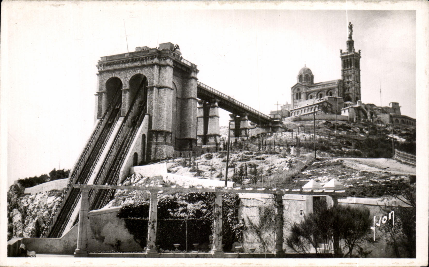 CPA Marseille (Bouches du Rhone) Notre Dame de la Garde Les Ascenseurs