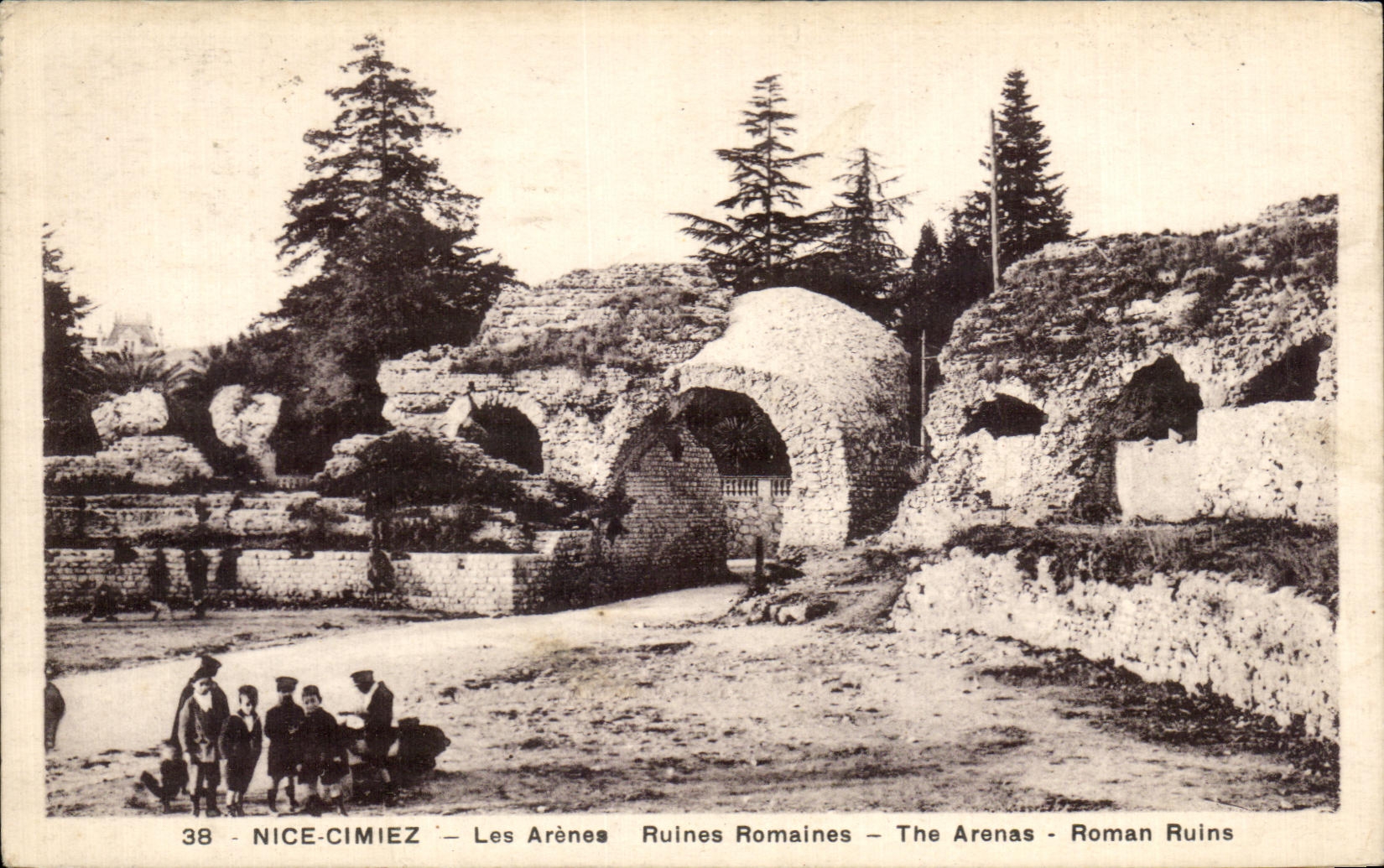 CPA Nice Cimiez Les arenes Ruines Romaines The Arenas Roman Ruins Enfants