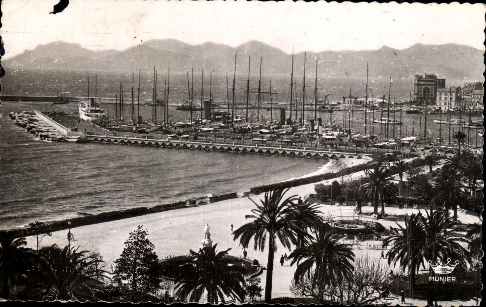 CPA Cannes Interieur du Port et l Estere Bateaux