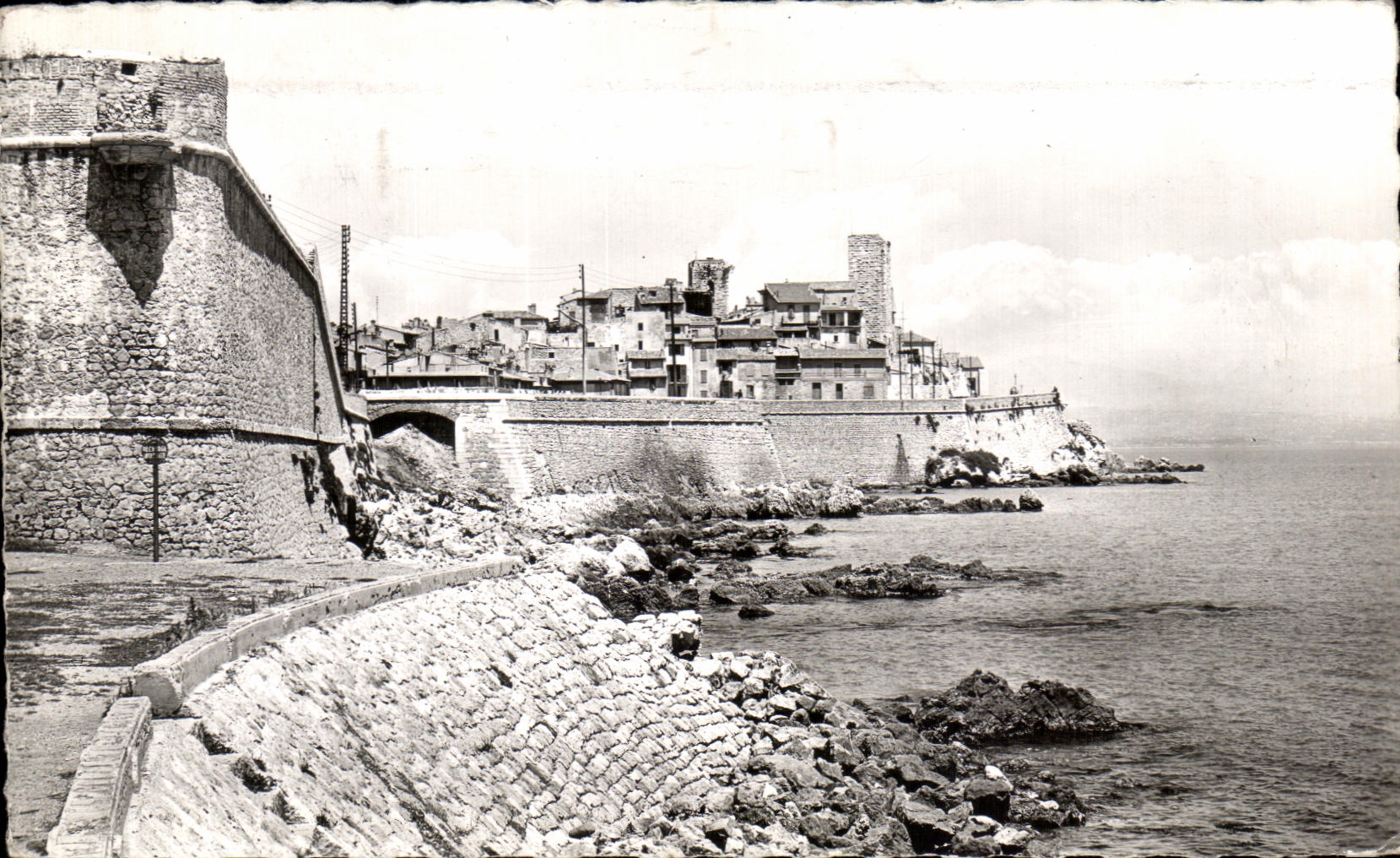 Antibes — La vieille ville et les remparts — Éditions S.E.P.T. 35, La Gorbellia, Nice