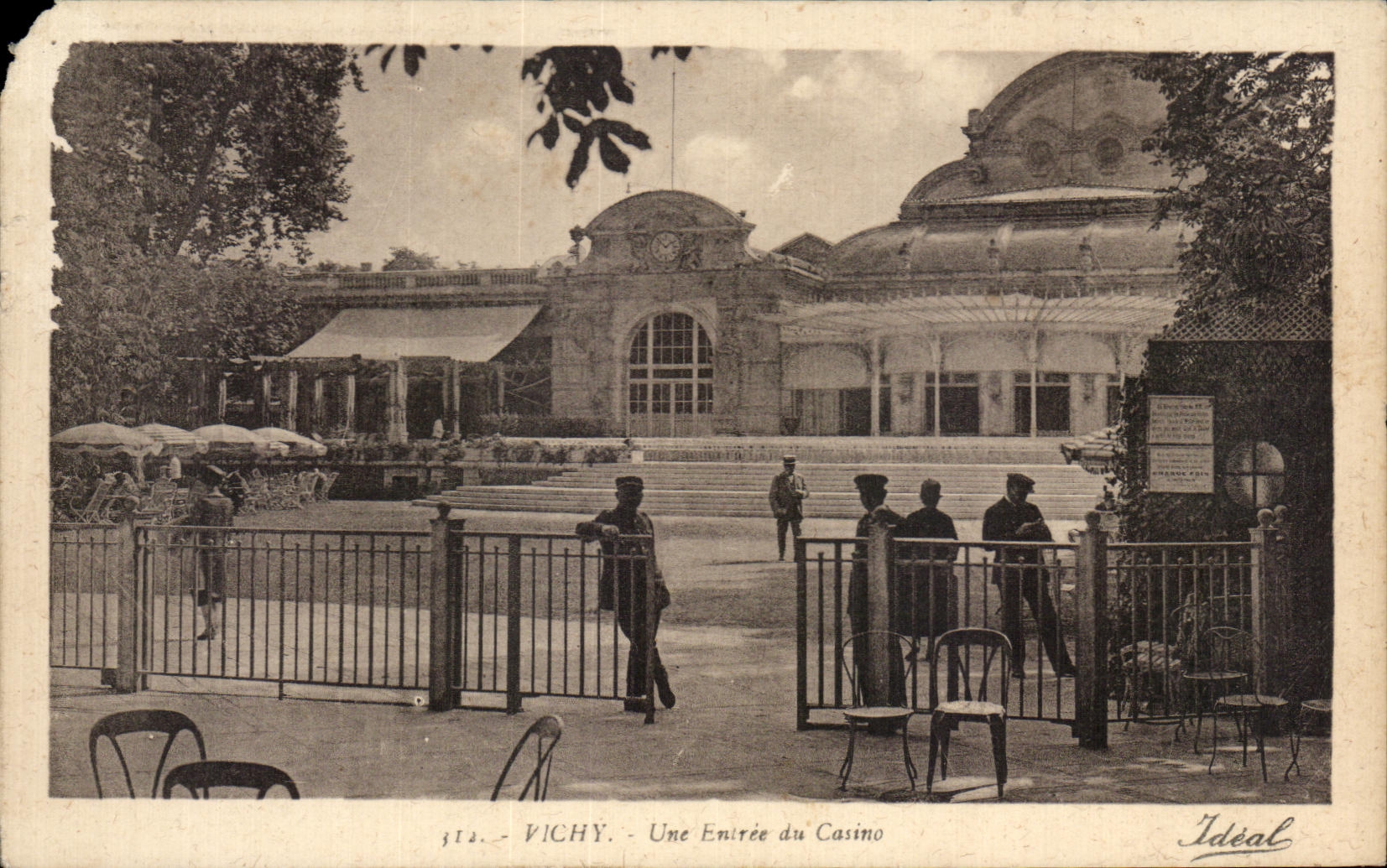 CPA Vichy Une Entree du Casino
