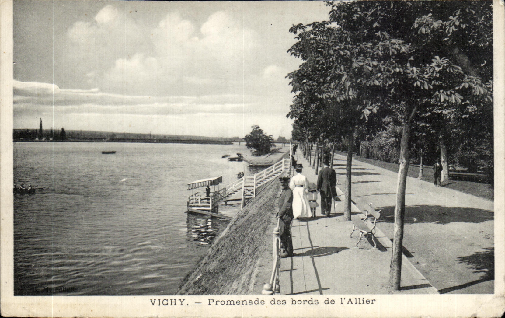 CPA Vichy Promenade des bords de l Allier