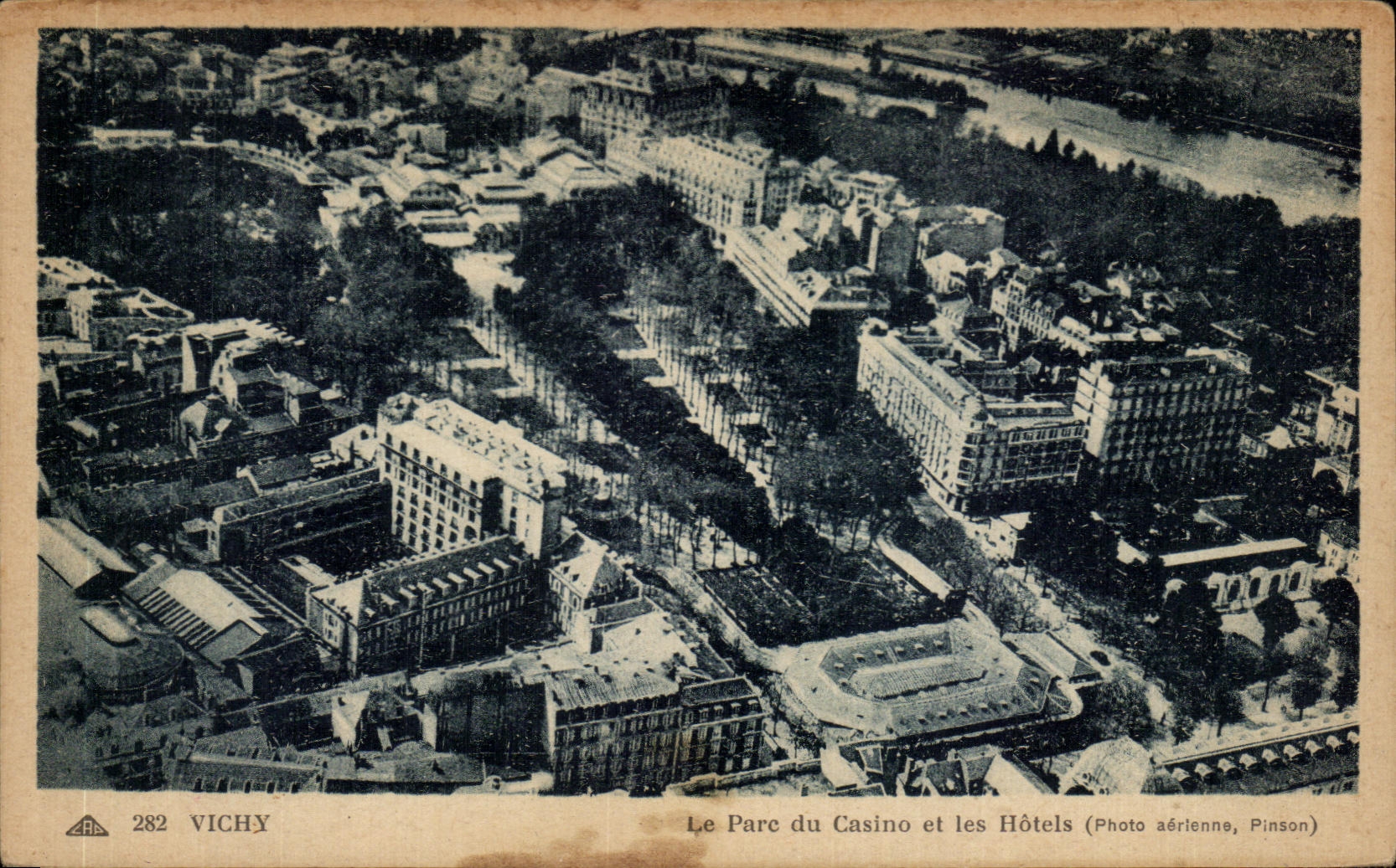 Vichy — Le Parc du Casino et les Hôtels — Photo aérienne, Pinson, n° 282