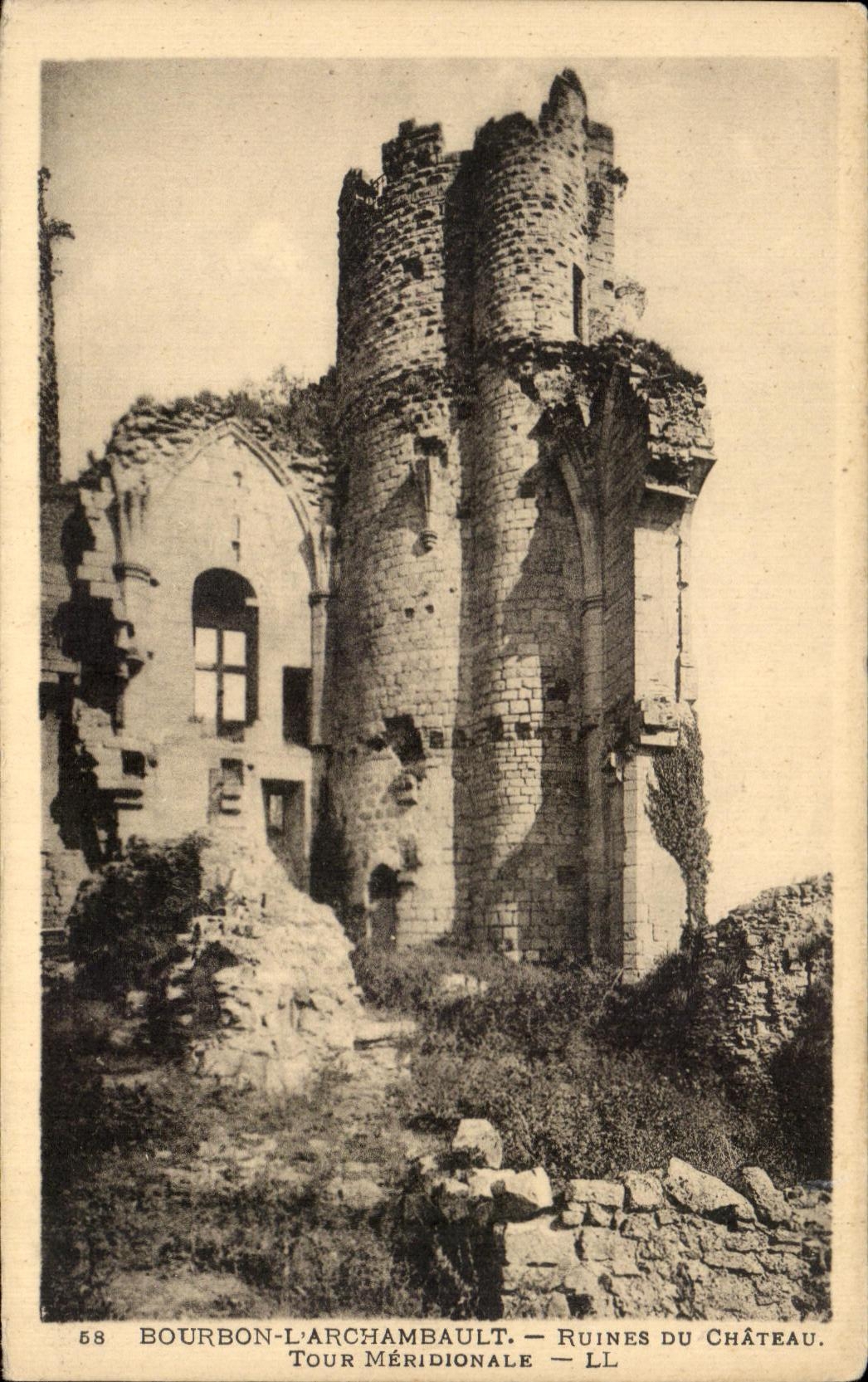 CPA Bourbon L Archambault Ruines Du Chateau Tour Meridionale