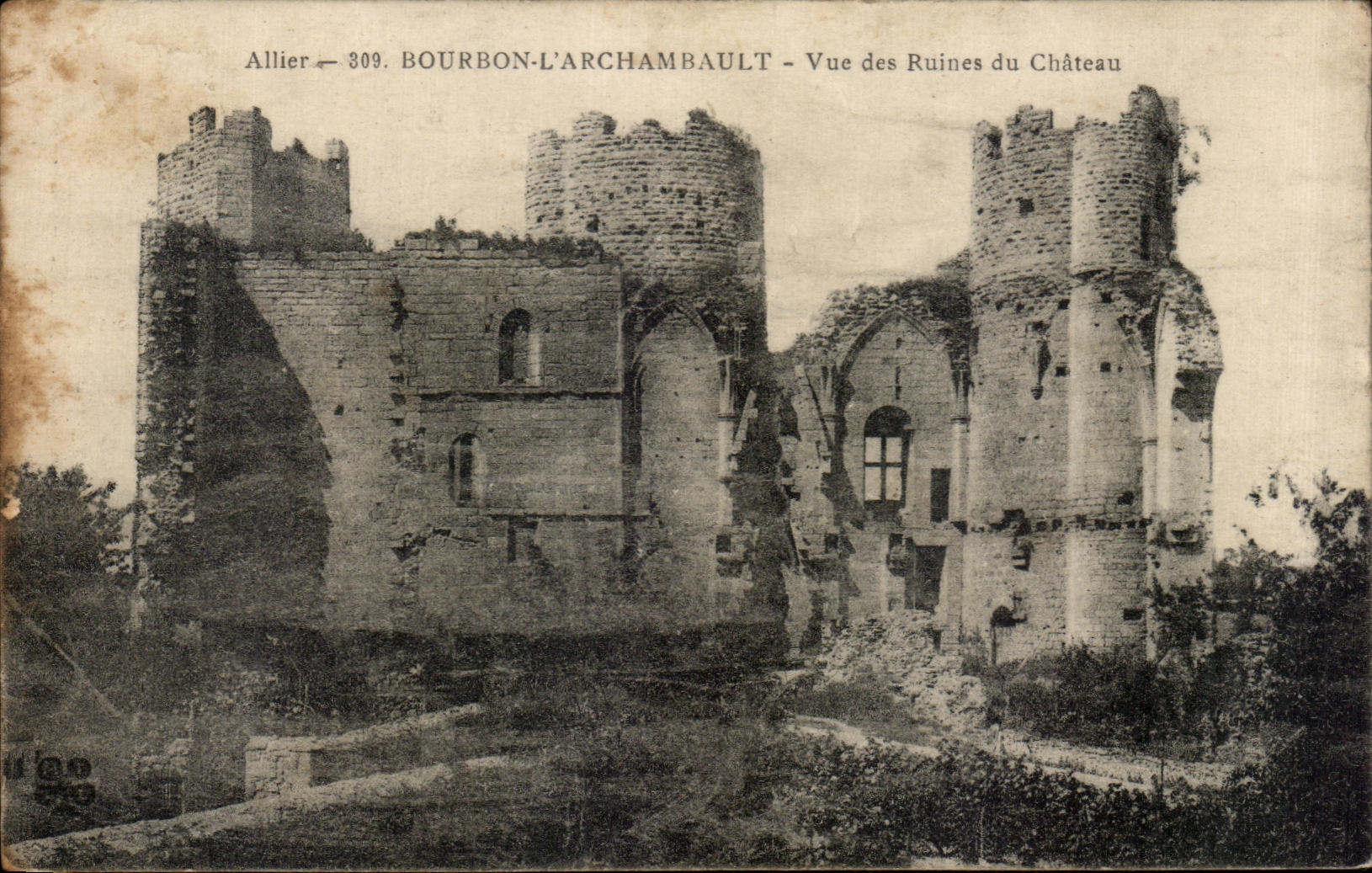 CPA Bourbon L Archambault Vue des Ruines du Chateau