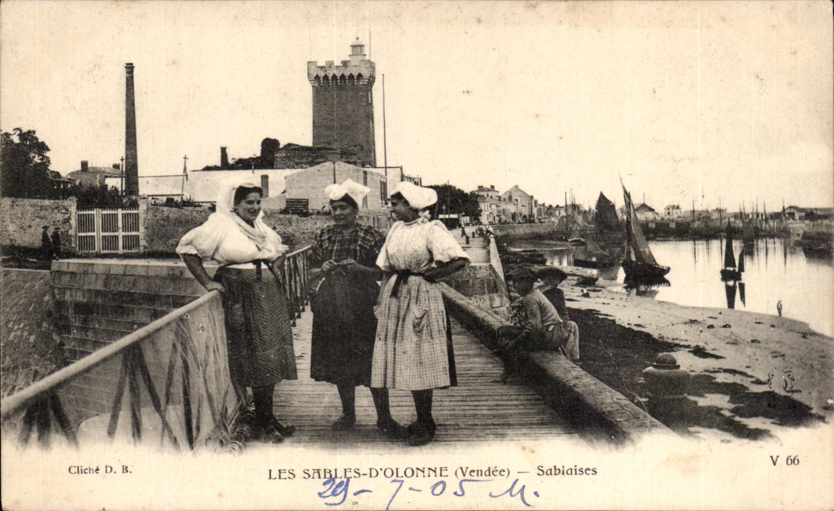 CPA Les Sables D Olonne (Vendee) Sabiaises Folklore Costumes Coiffes