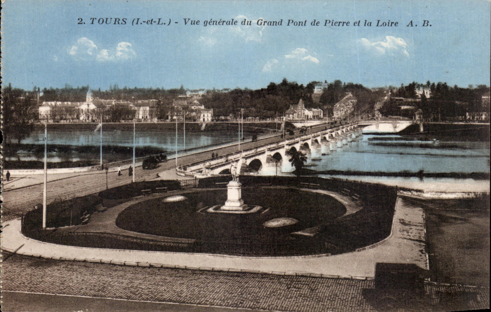 CPA Tours Vue generale du Grand Pont de Pierre et la Loire