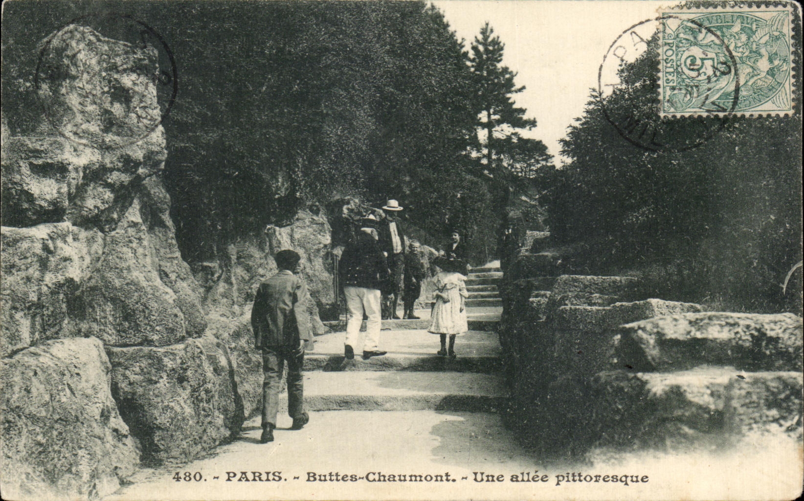 CPA Paris Buttes Chaumont Une allee pittoresque