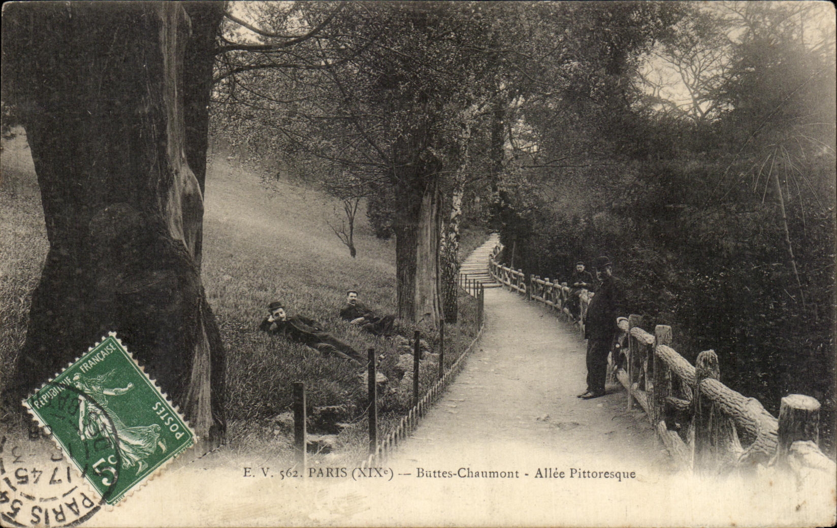 CPA Paris Buttes Chaumont Allee Pittoresque