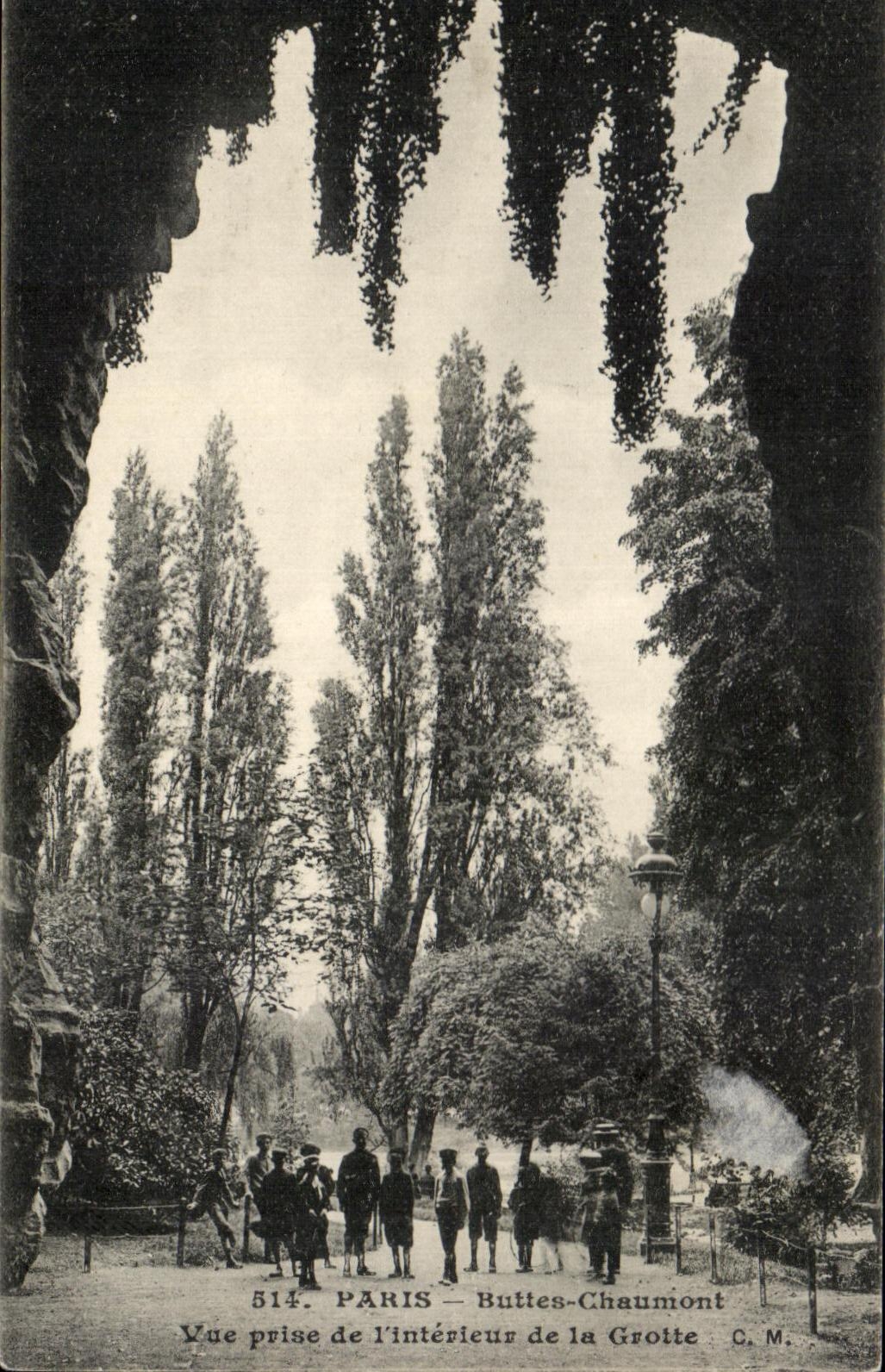 CPA Paris Buttes Chaumont Vue prise de I Interieur de la Grotte Enfants