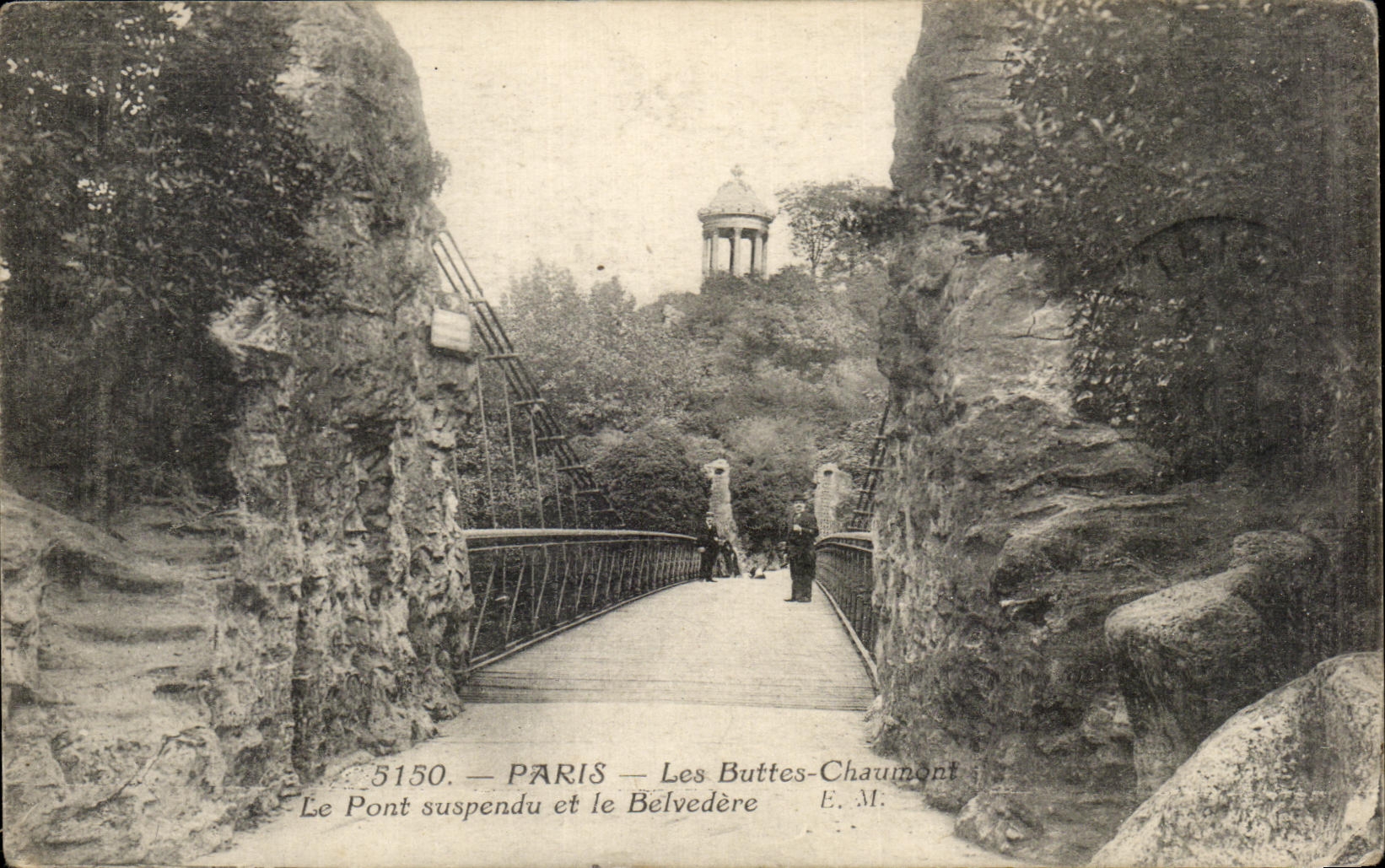 CPA Paris Les Buttes Chaumont Le Pont suspendu et le Belvedere