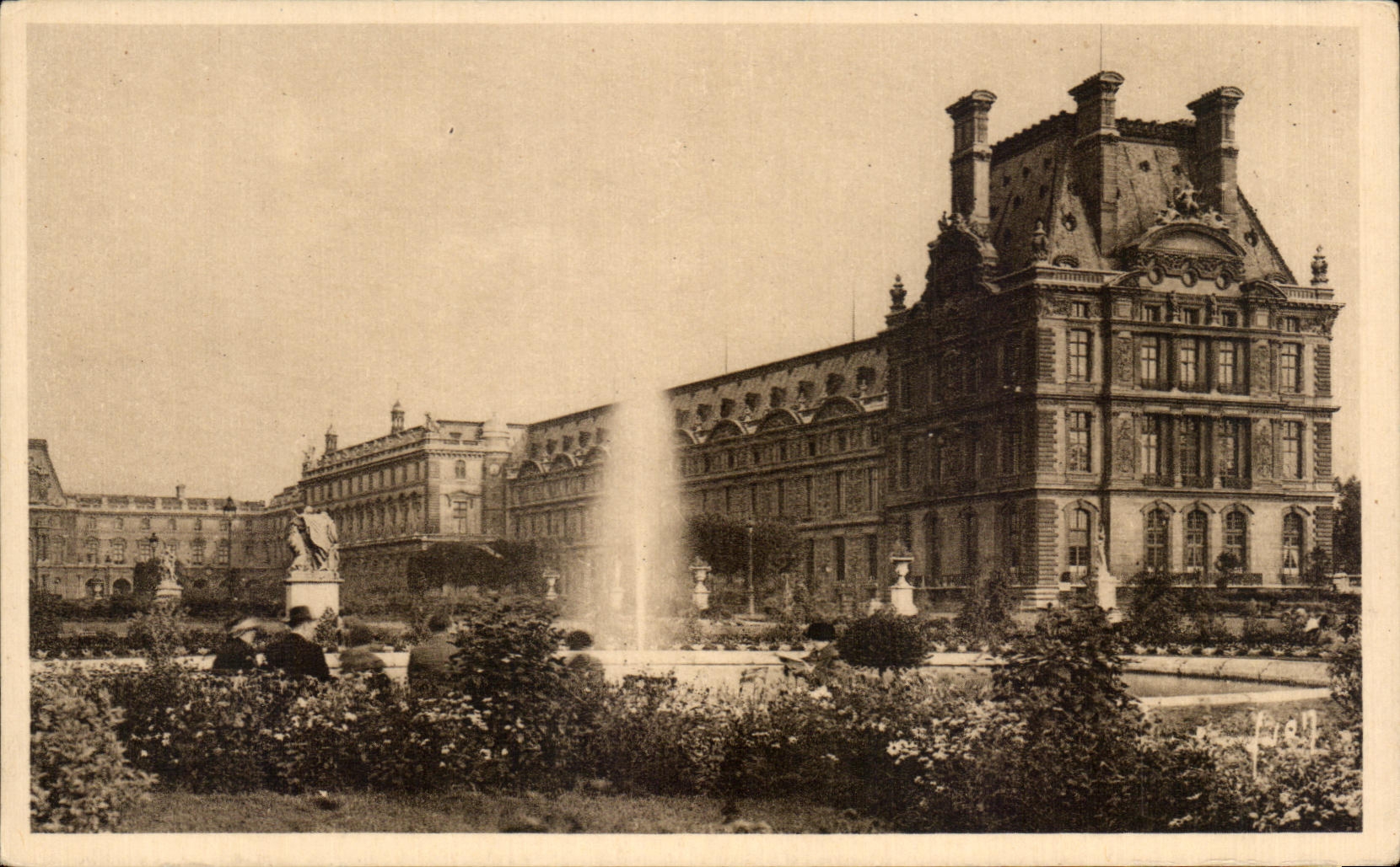 CPA La Pavillon de Flore au Jardin des Tuileries Louvre