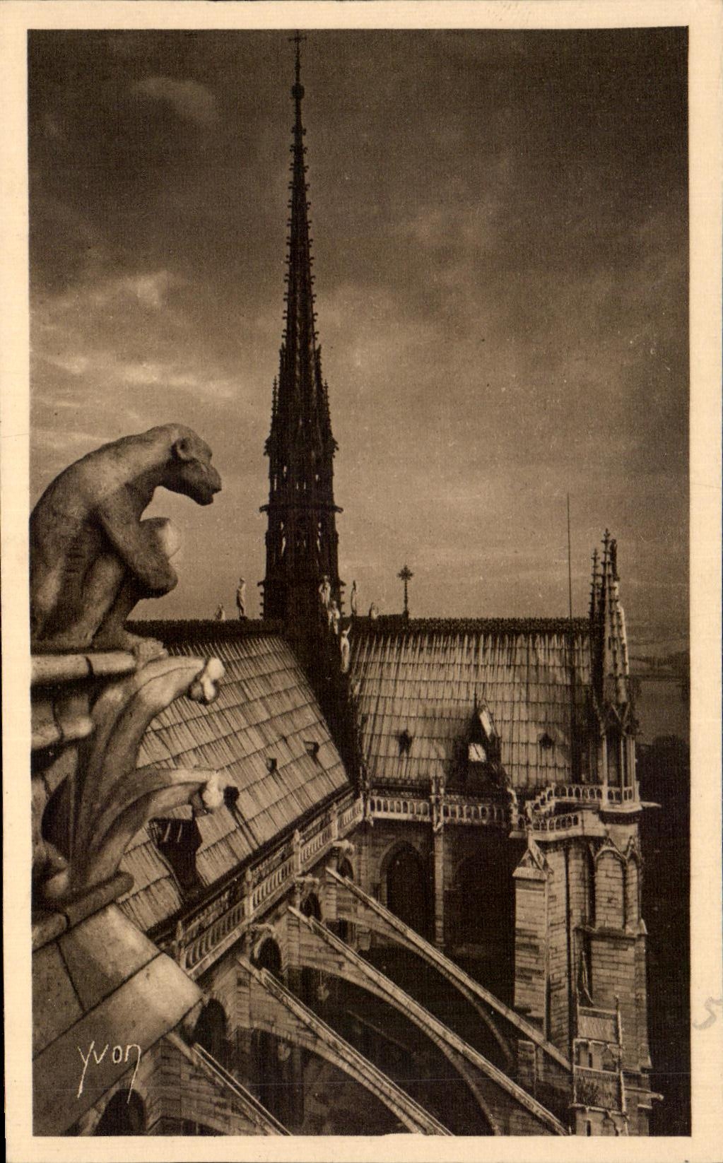 CPA Paris Notre Dame de Paris Detail du Chevet
