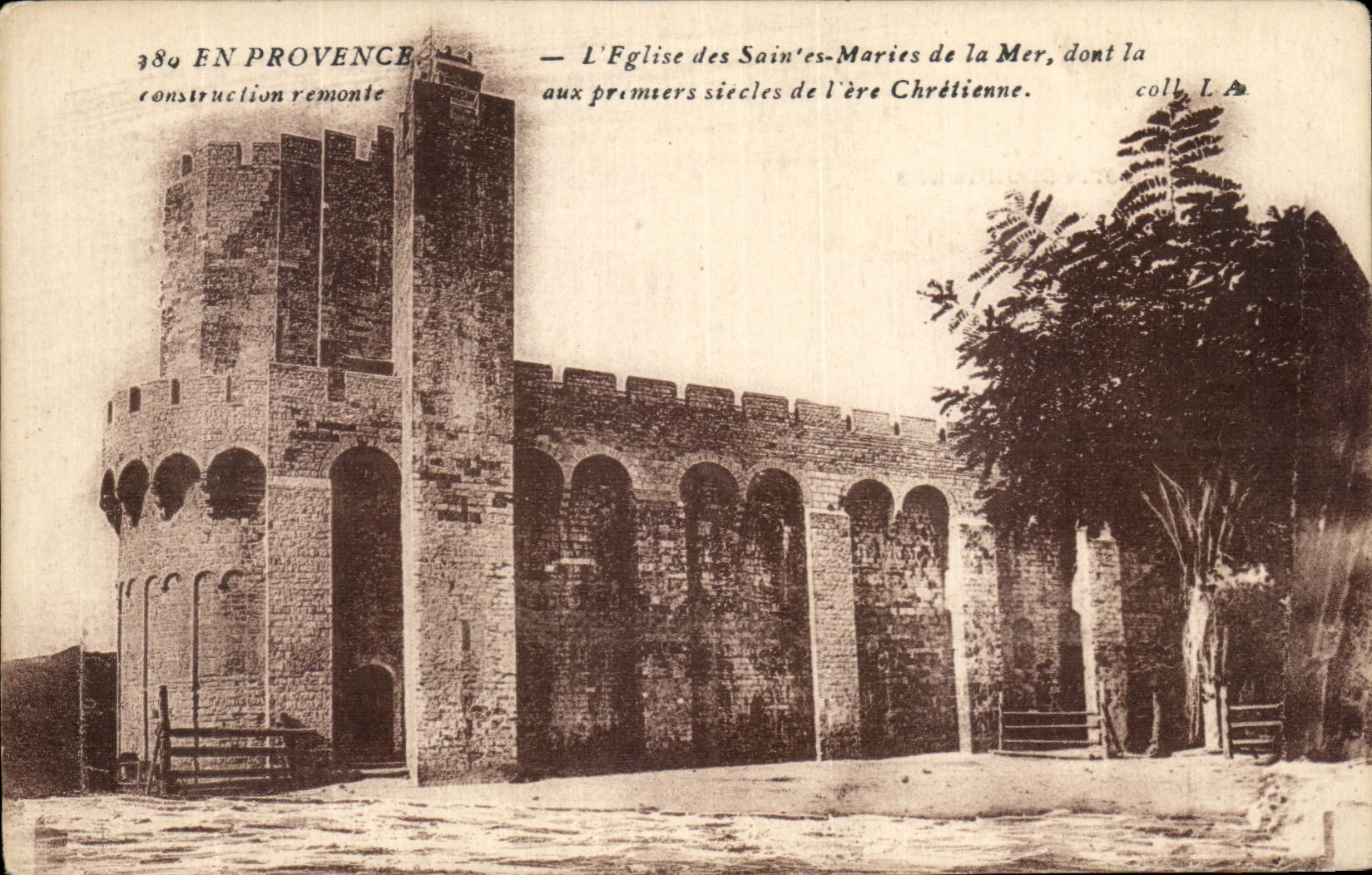 L'Église des Saintes-Maries de la Mer — construction remontant aux premiers siècles de l'ère chrétienne — coll. L.A.