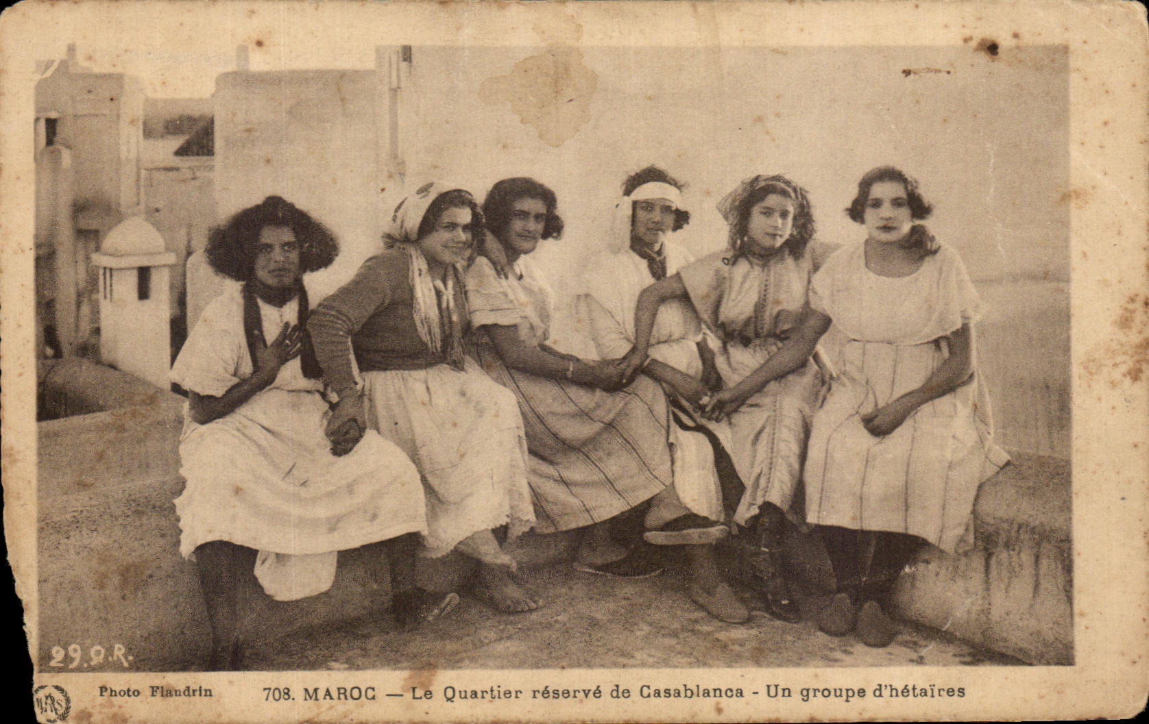 CPA Maroc Le Quartier reserve de Casablanca Un groupe d hetaires Femmes 