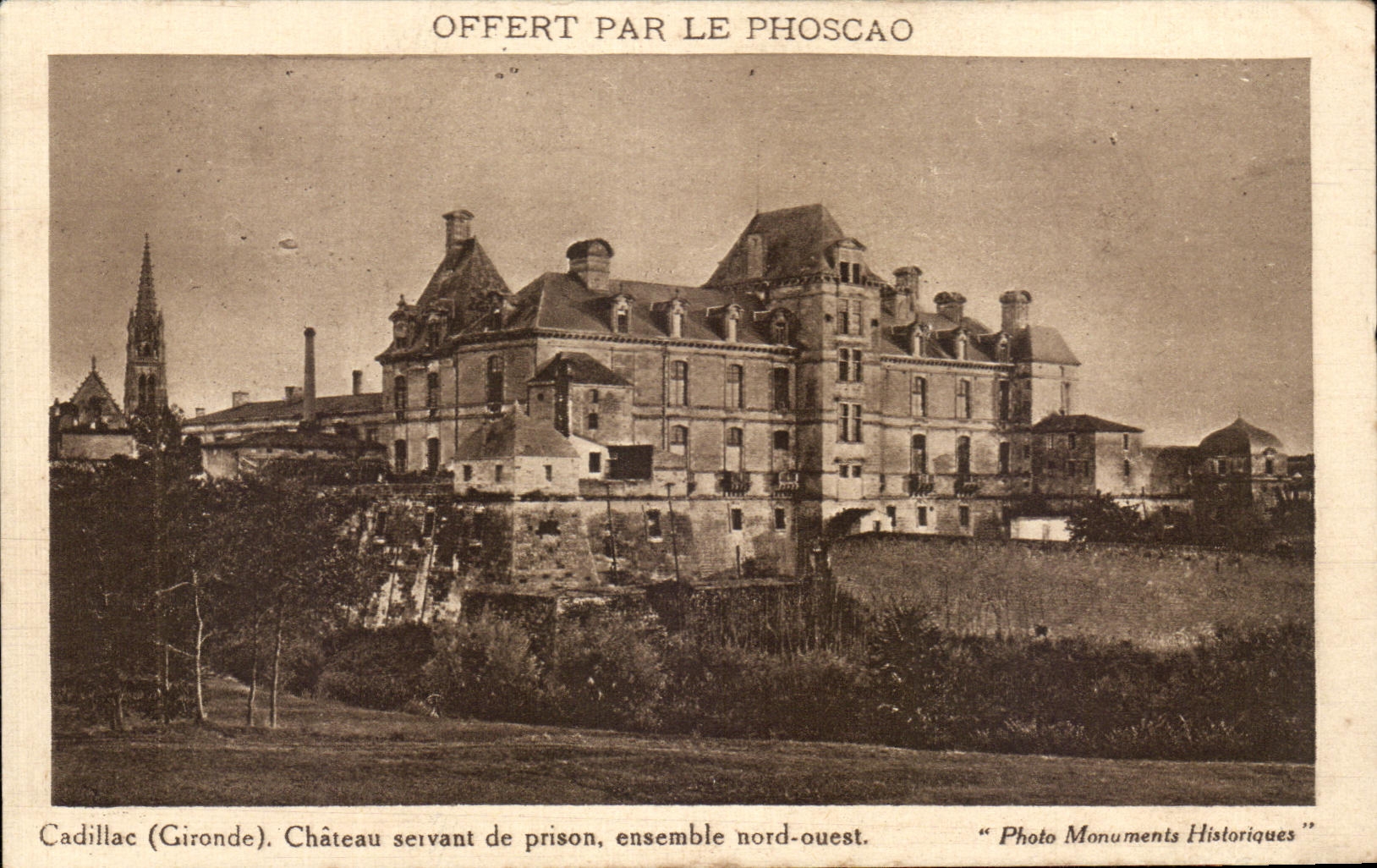 Cadillac (Gironde). Château servant de prison, ensemble nord-ouest — Photo Monuments Historiques, offerte par le Phoscao