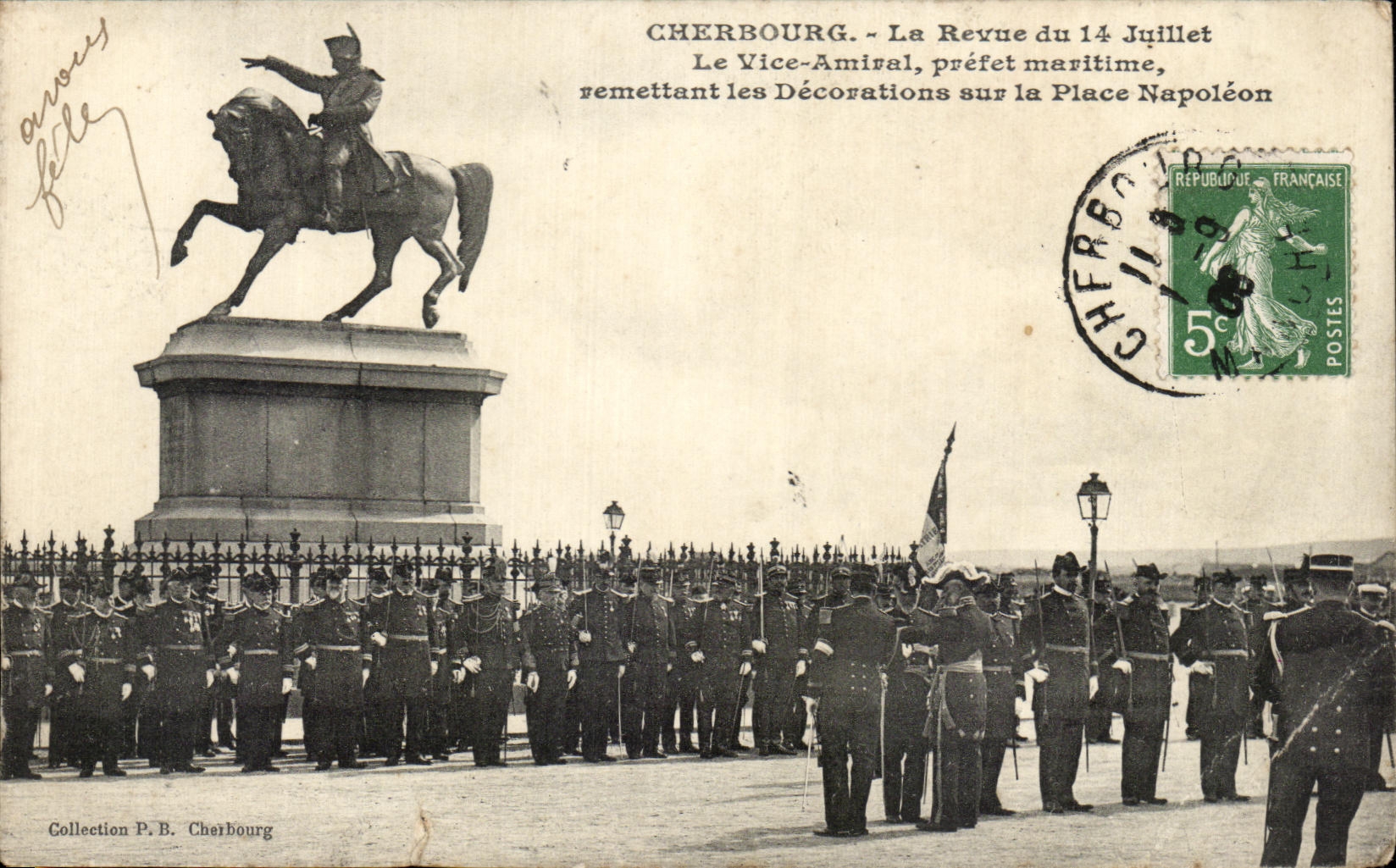 CPA Cherbourg La Revue du 14 Juillet Le Vice Amiral prefet maritime semettant les Decorations sur la Place Napoleon 1er