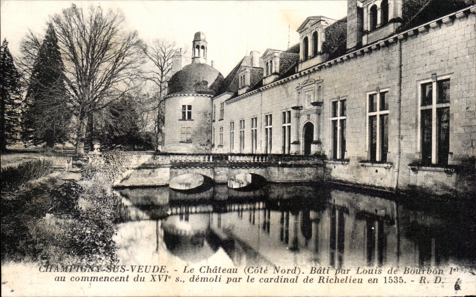 CPA Champigny sus Veude Le Chateau Bati par Louis Boubon 1er 