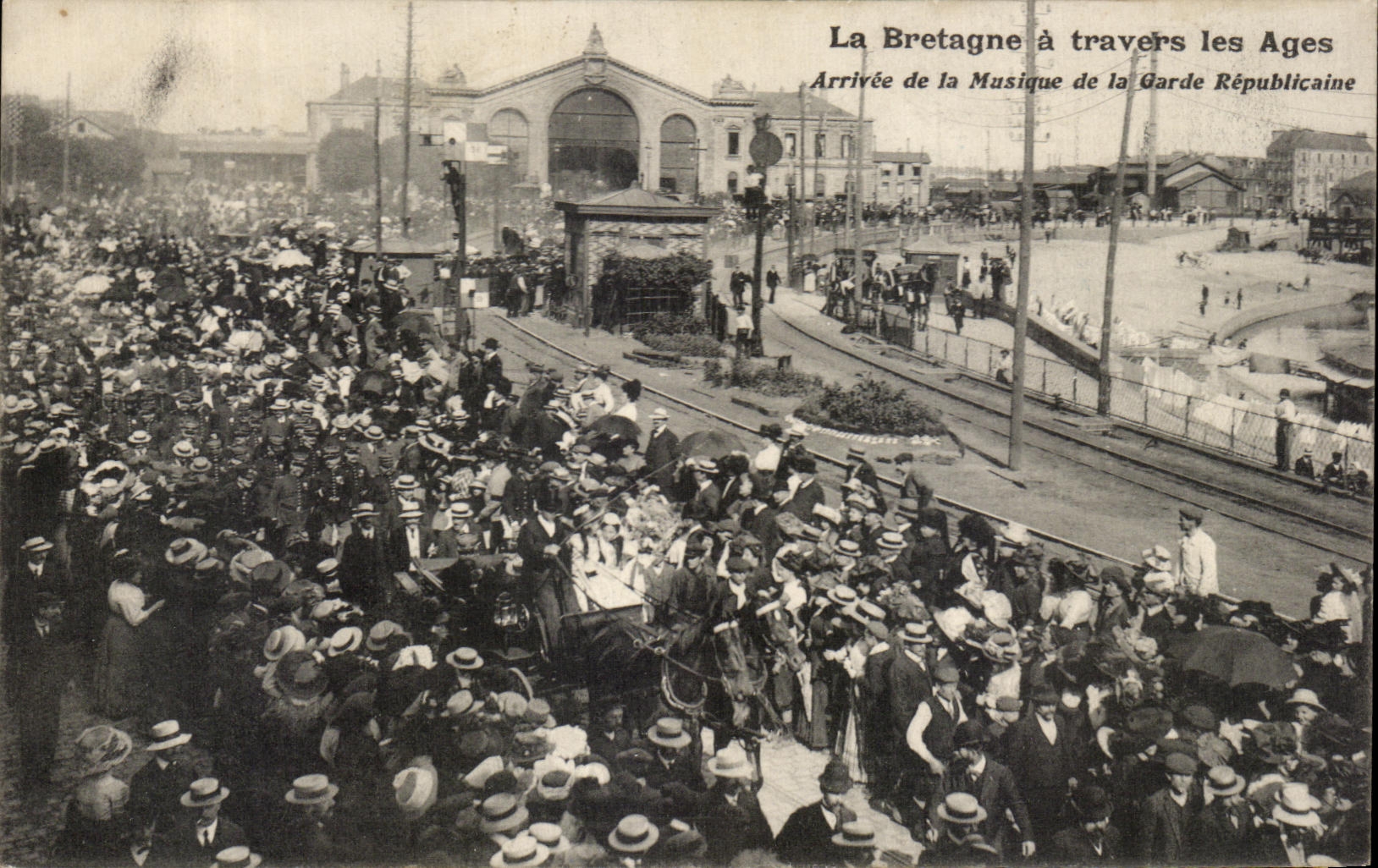 Arrivée de la Musique de la Garde Républicaine — La Bretagne à travers les Âges