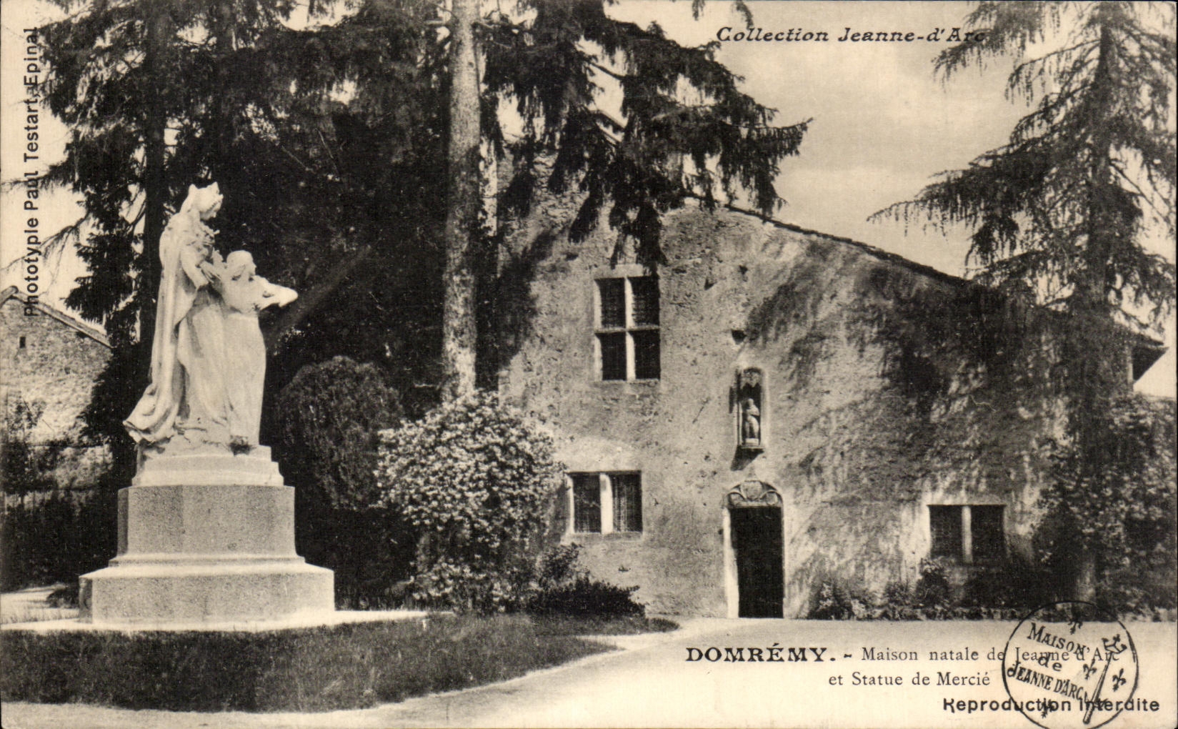 CPA Domremy Maison natale de Jeanne d arc et statue de Mercie 