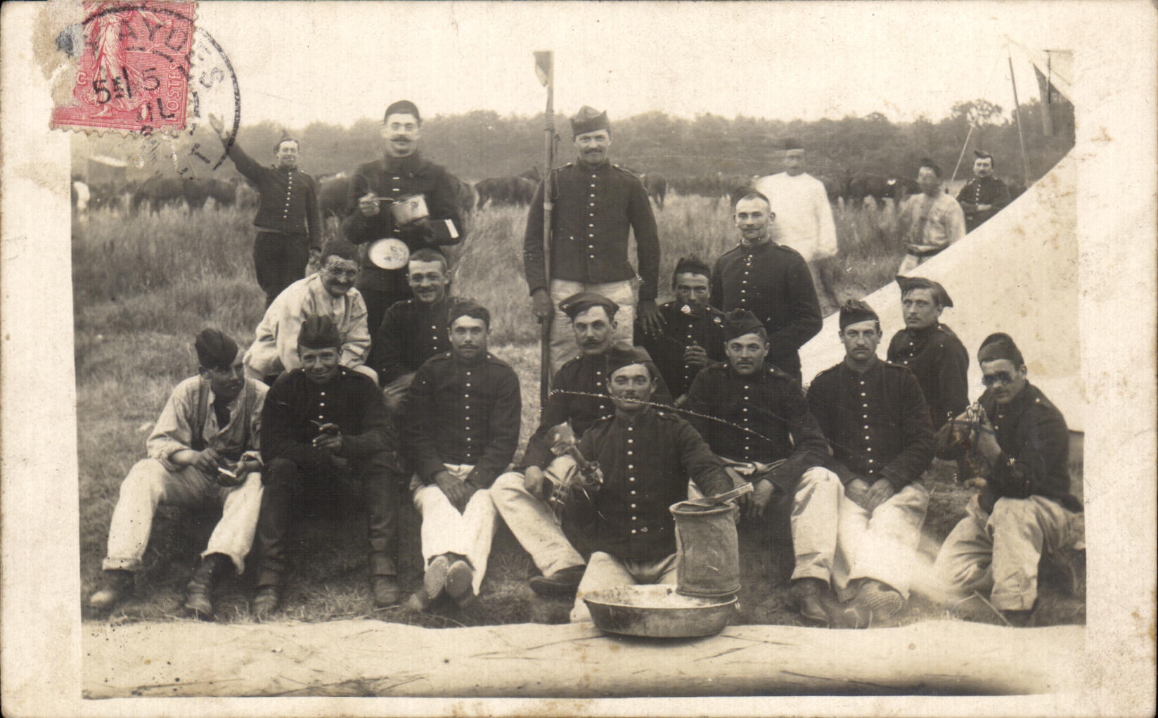 Soldats en campement — groupe photographié en extérieur — éditeur inconnu, n° de série non visible