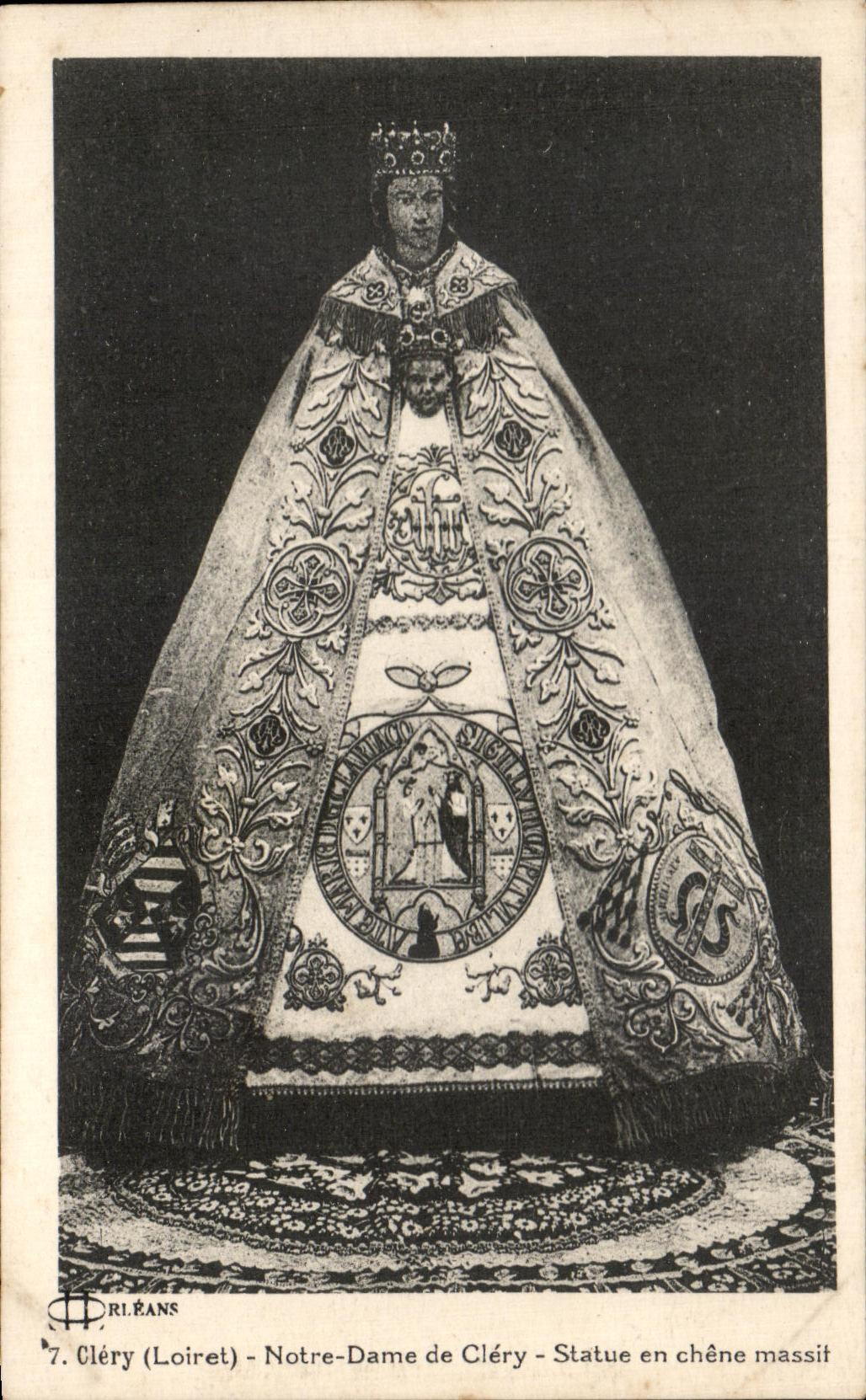 CPA Clery Notre Dame de Clery Statue en chene massif