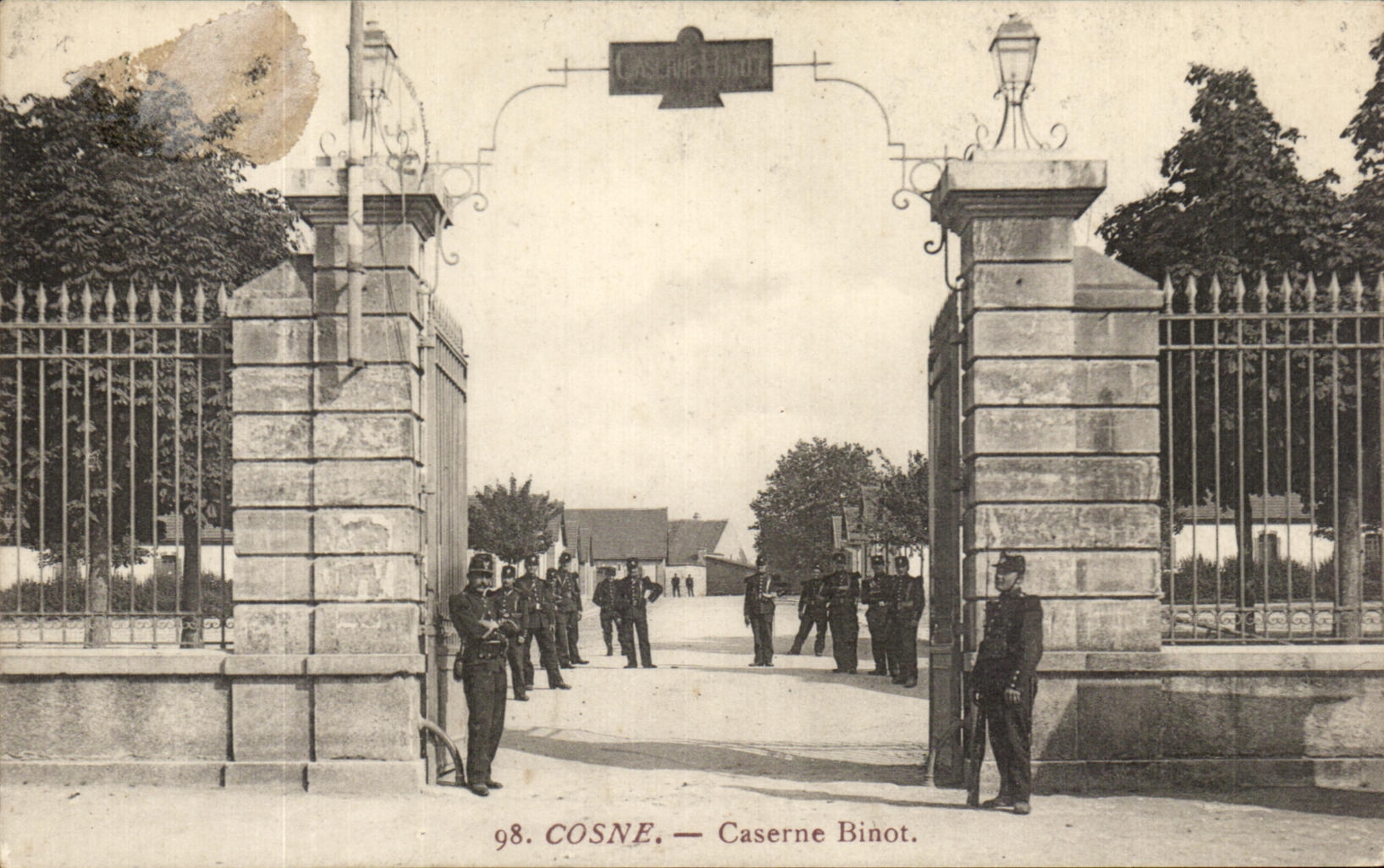 CPA Cosne Caserne Binot Militaria