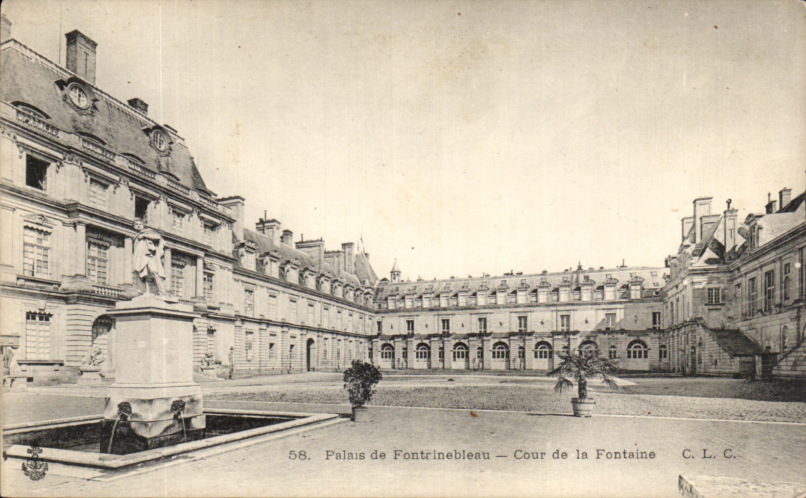 Palacio de Fontainebleau — Cour de la Fontaine — C. L. C. — n° 58