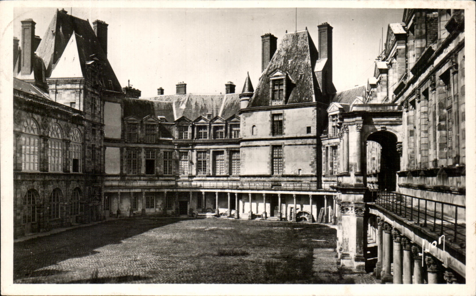 Fontainebleau — El Palacio, Paseo ovalado vista desde el Pavillon Saint-Louis — Les Éditions d'Art Interch. Paris, serie 11
