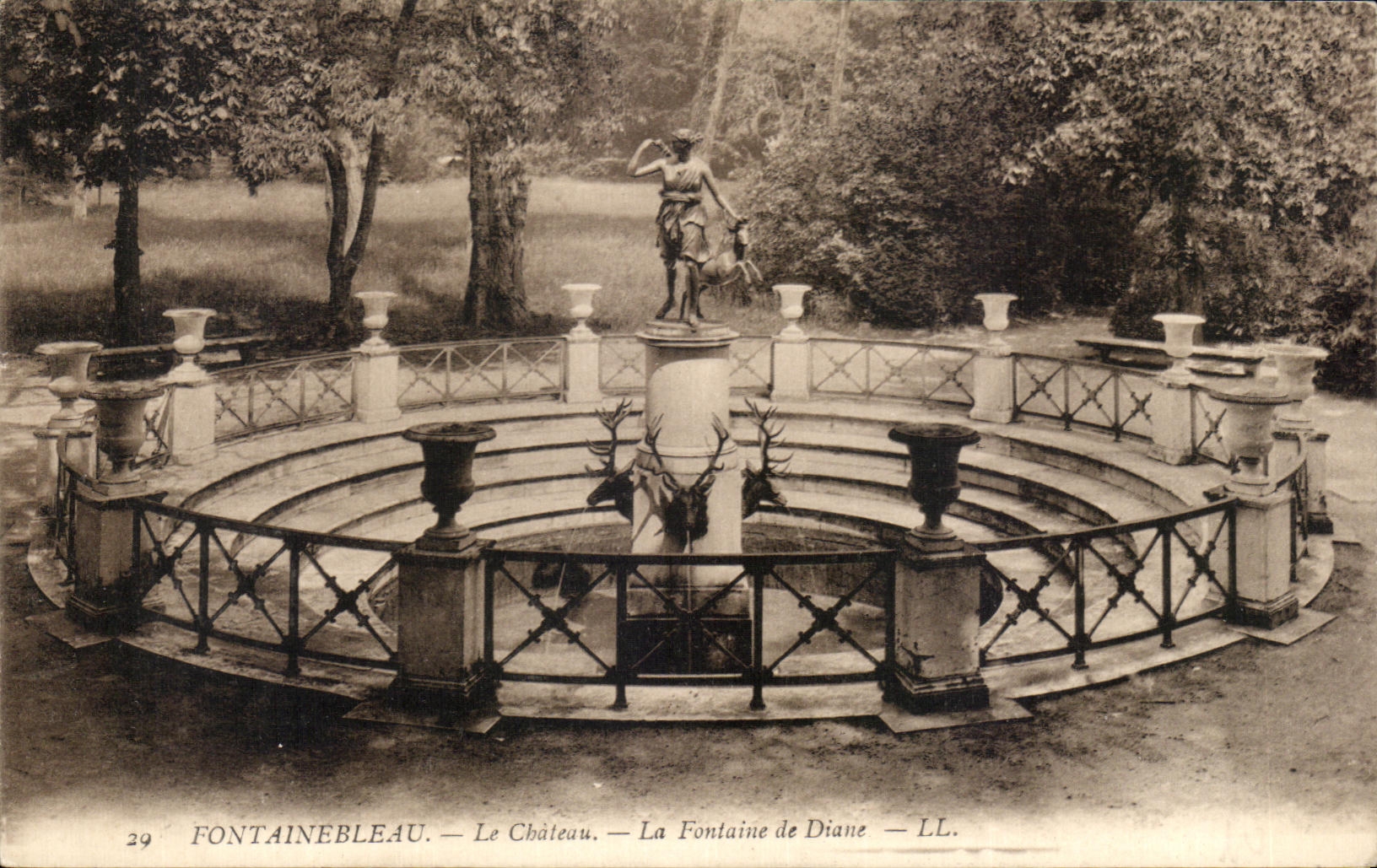 Fontainebleau — Das Schloss — Die Fontaine de Diane — LL.