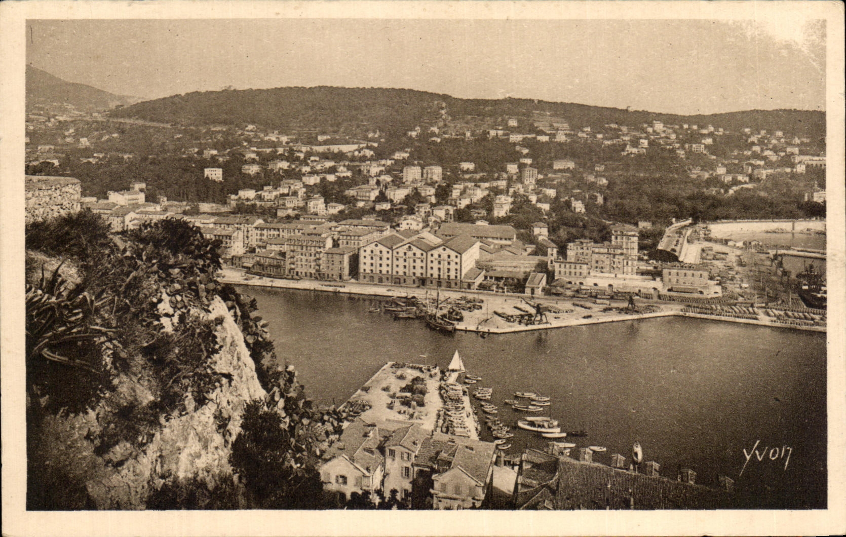 CPA La Douce france Cote D Azur Nice Entree du Port vers le Mont Boron