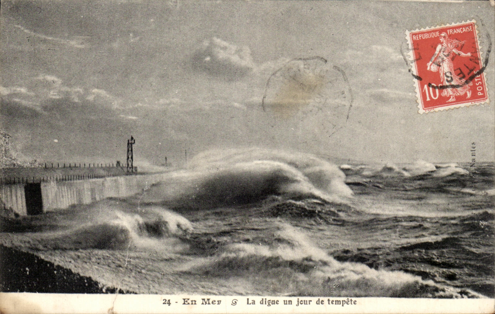 CPA En mer La Digue un jour de Tempete