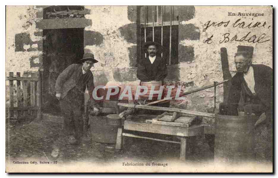 CPA En Auvergne Fabrication du Fromage TOP