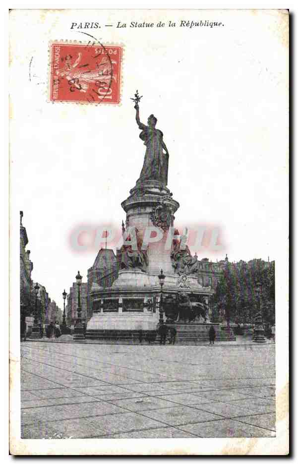 CPA Parais La Statue de la Republique