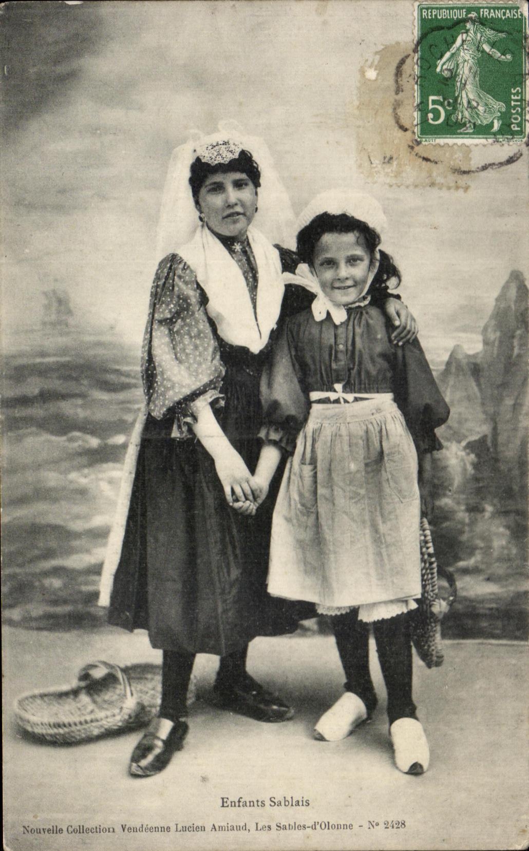 CPA Enfants Sablais Folklore Costume
