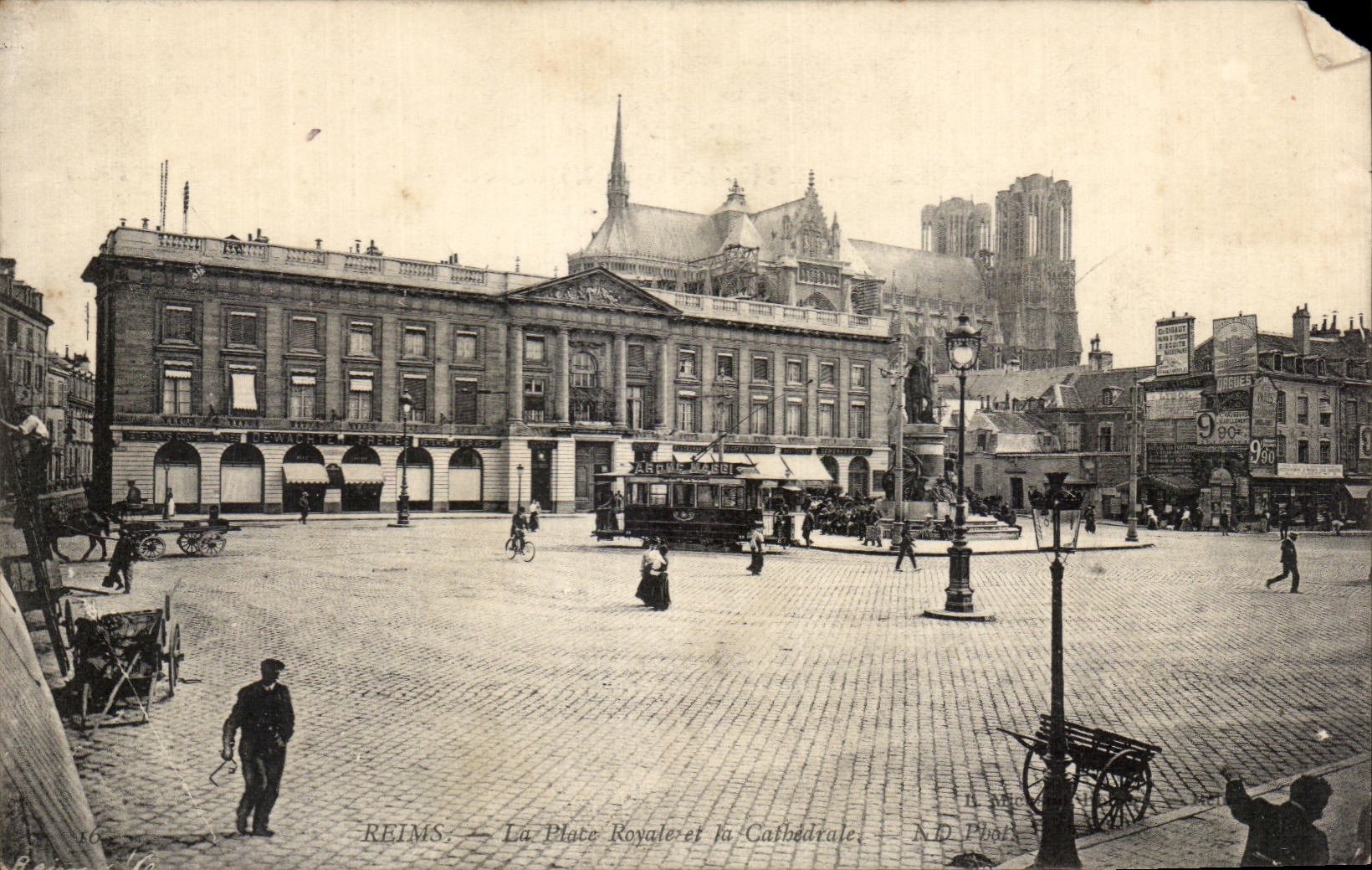 Reims — La Place Royale et la Cathédrale — ND Photo