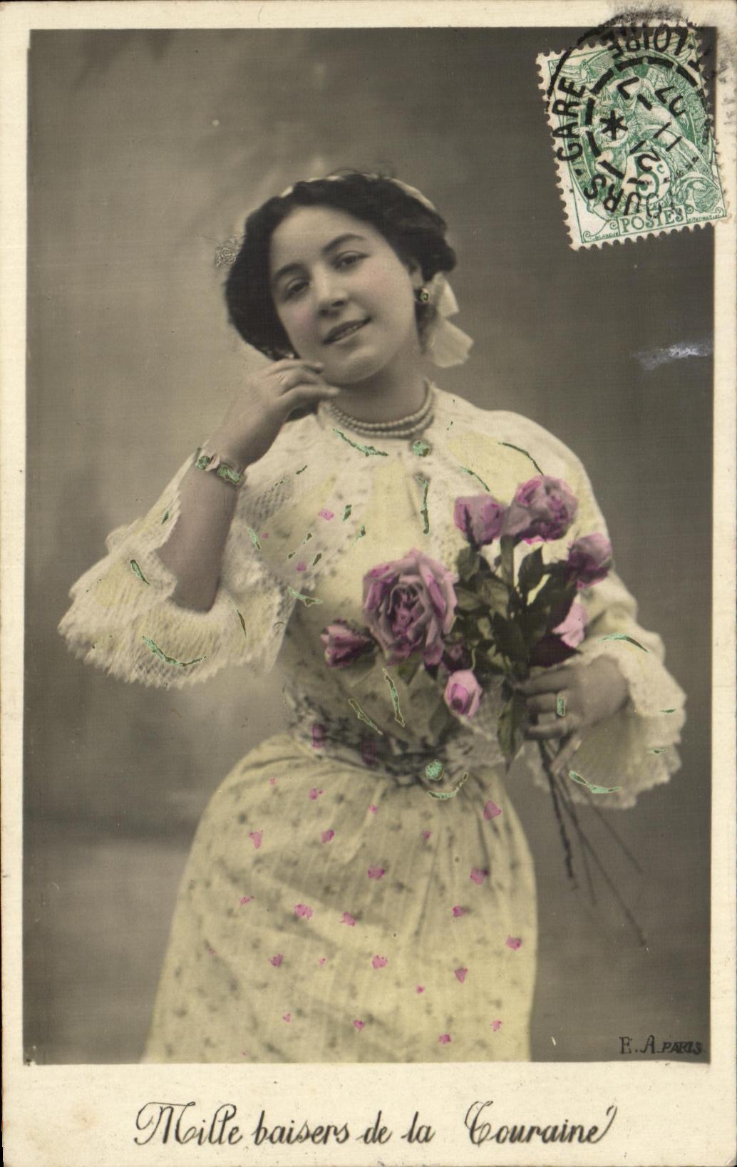 Joven mujer sosteniendo un ramo de rosas — 'Maille baisers de la Couraine' — E.A. Paris