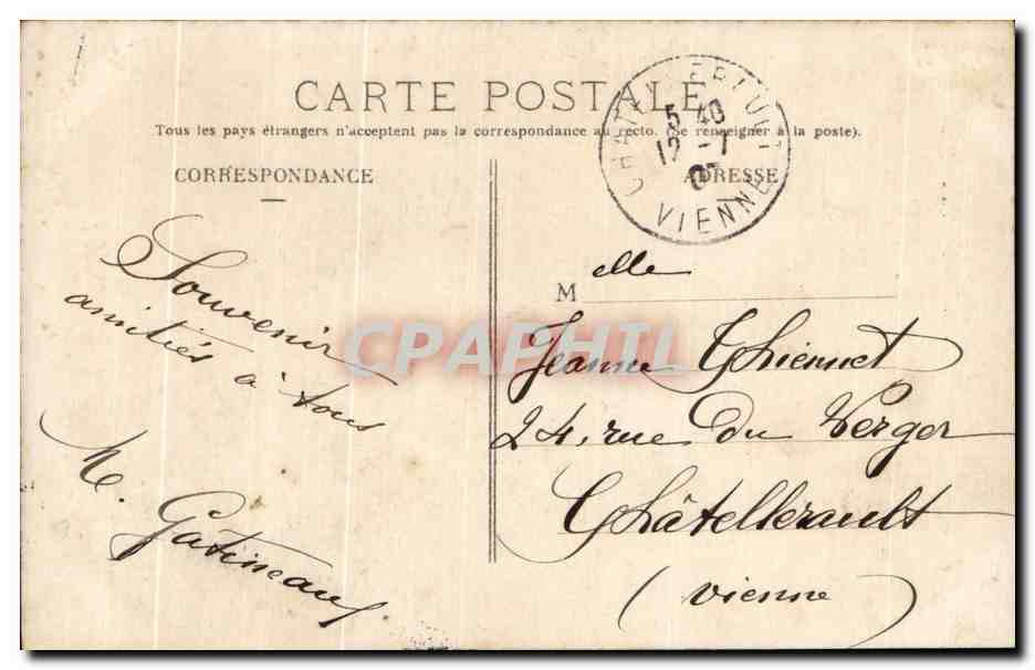 Joven mujer sosteniendo un ramo de rosas — 'Maille baisers de la Couraine' — E.A. Paris — Reverso