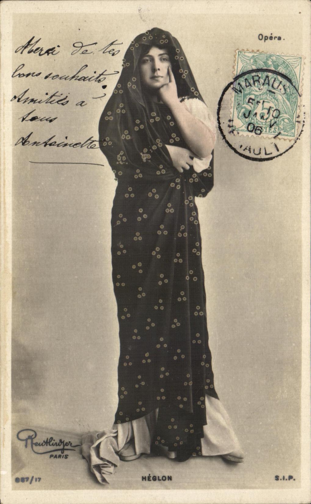 Femme en robe noire à motifs — Héglon — éditée par Reutlinger, Paris, n° 887/17